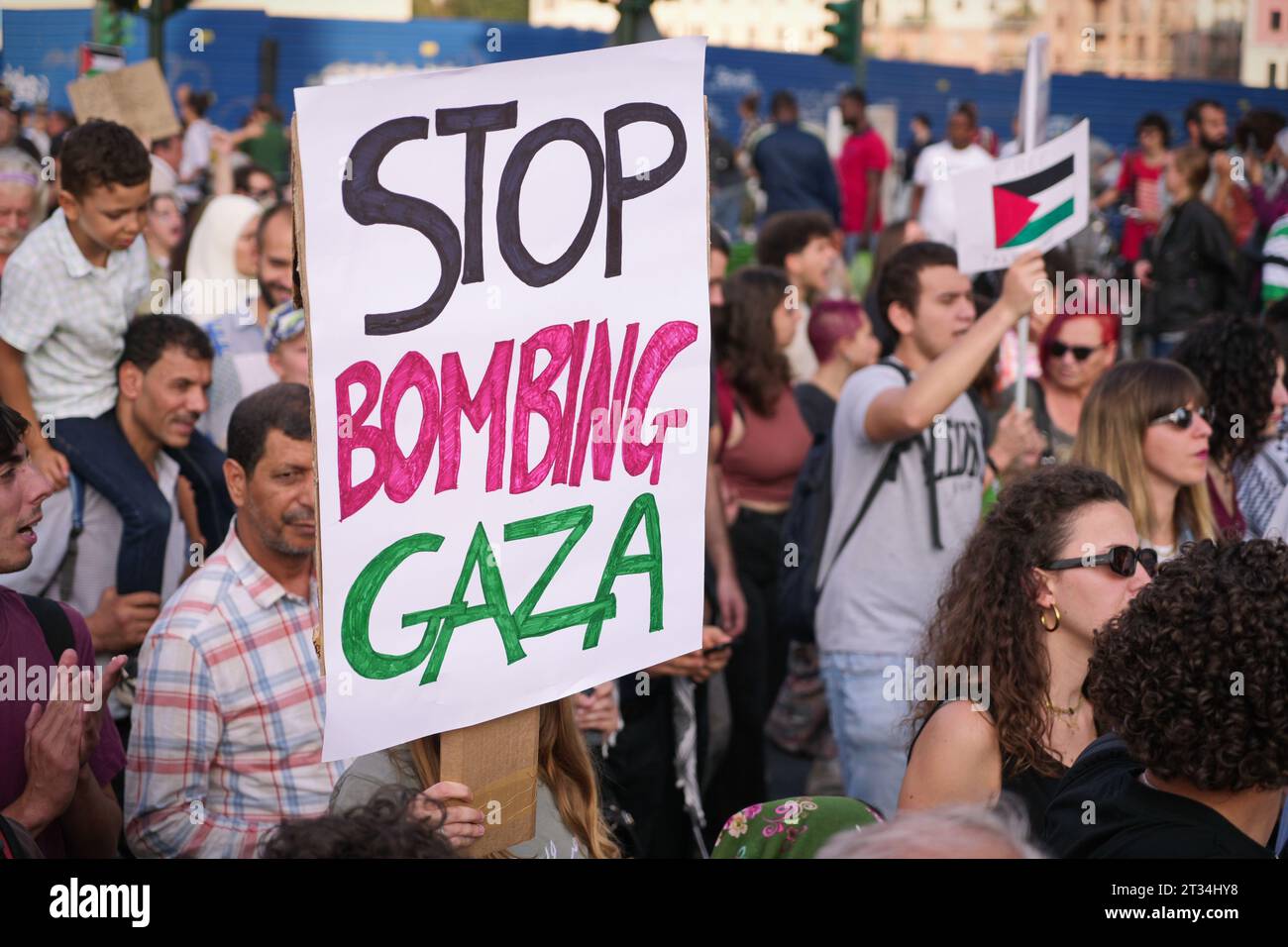 Eine Solidaritätskundgebung mit dem palästinensischen Volk gegen Israels Militäroperationen im Gazastreifen. Turin, Italien - 14. Oktober 2023 Stockfoto