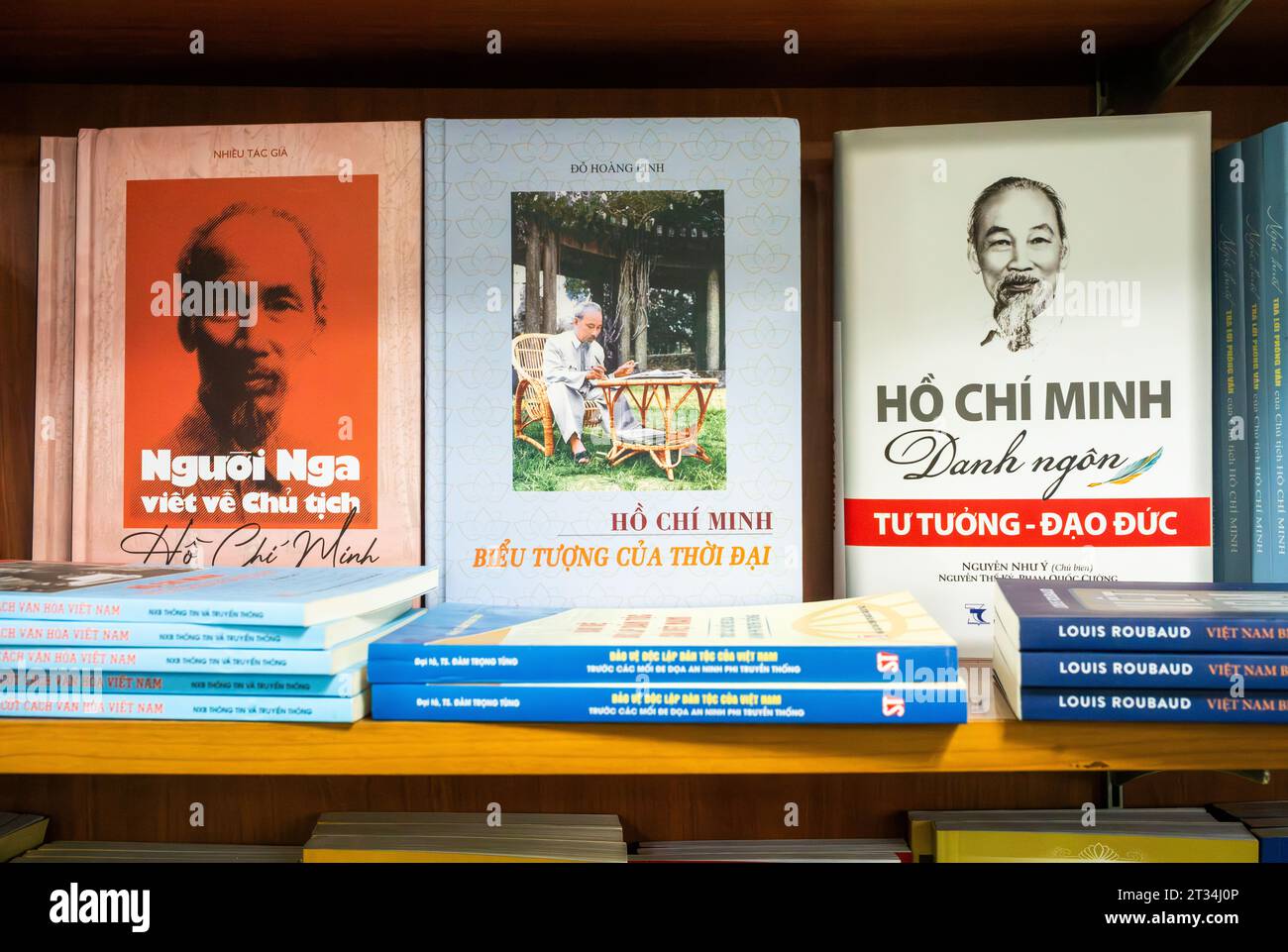 Bücher über den vietnamesischen kommunistischen Revolutionshelden und ehemaligen Präsidenten Ho Chi Minh zum Verkauf im staatlichen Trang Tien Bookshop in Hanoi, Vietnam. Stockfoto