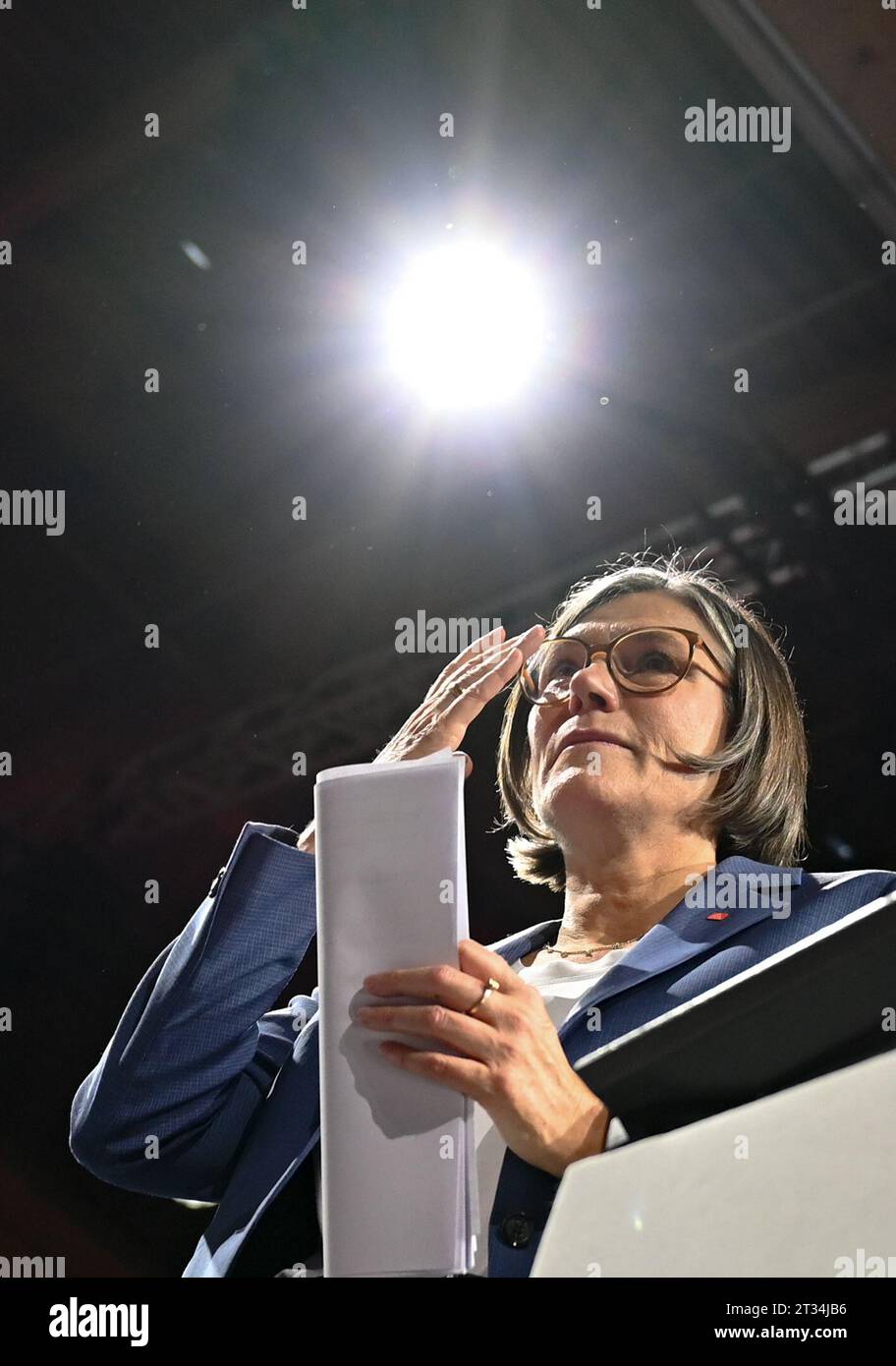 23. Oktober 2023, Hessen, Frankfurt/Main: Christiane Benner, ehemalige zweite Vorsitzende der IG Metall, spricht vor ihrer Wahl zur ersten Vorsitzenden auf dem gewerkschaftskongress auf der Messe. Christiane Benner ist die erste Frau, die in der 130-jährigen Geschichte der union in die oberste Position gewählt wurde. Die gewerkschaftskonferenz findet alle vier Jahre statt und ist mit 421 Delegierten das höchste Entscheidungsgremium der stärksten gewerkschaft Deutschlands mit mehr als 2,1 Millionen Mitgliedern. Foto: Arne Dedert/dpa Stockfoto