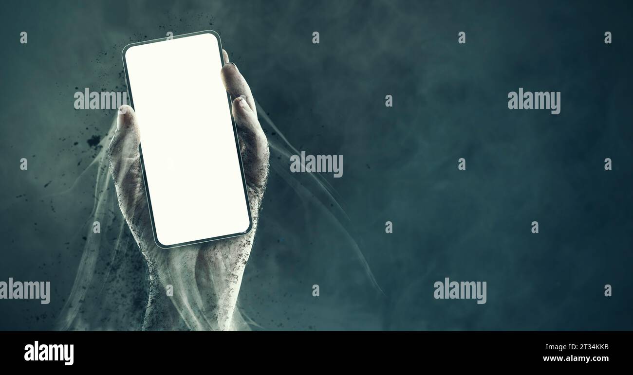 Gruselige Zombie-Hand mit Smartphone mit leerem Bildschirm, Horror und Halloween-Konzept Stockfoto