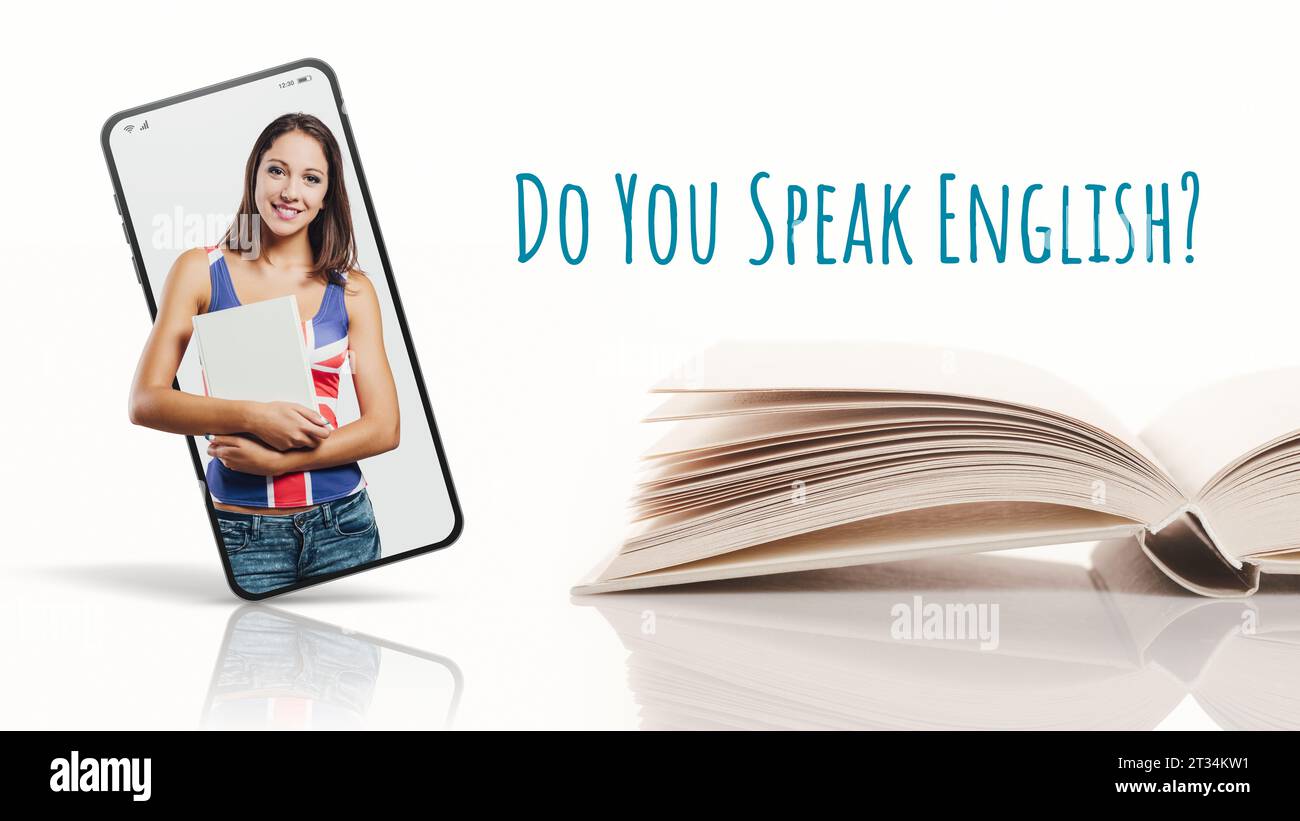 App zum Englischlernen, glückliche Schülerin auf dem Smartphone und offenes Lehrbuch, Online-Konzept zum Erlernen von Sprachen Stockfoto