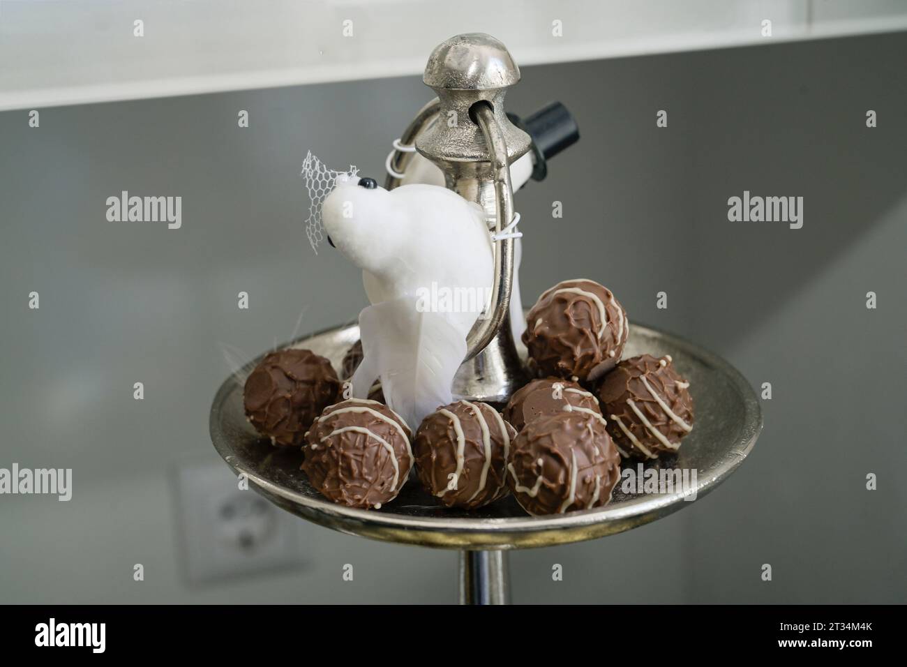 Etagere mit Schokotrüffeln, Deutschland Stockfoto