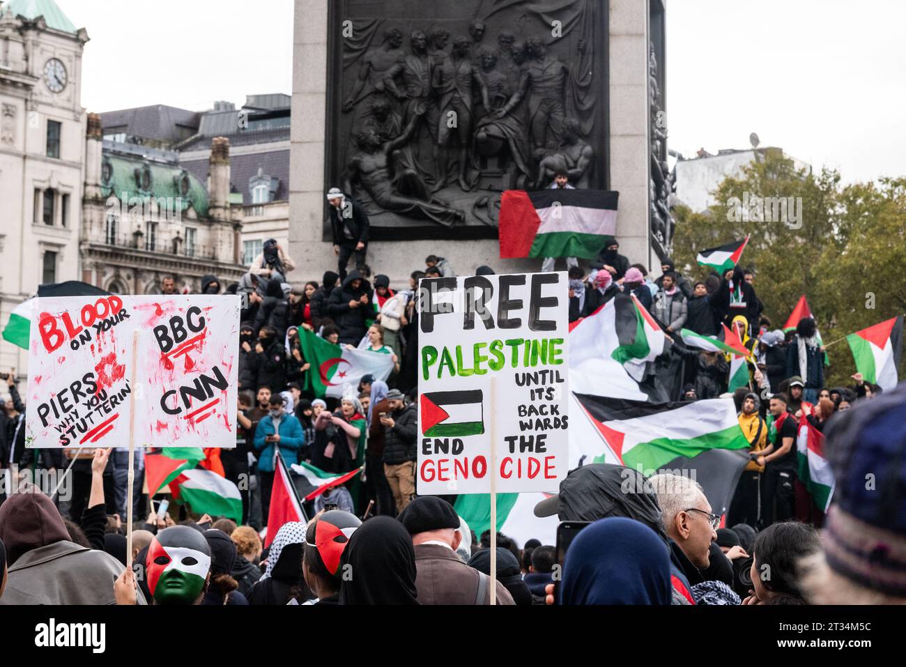 Massen von Demonstranten auf dem Trafalgar-Platz bei einem Protest gegen das freie Palästina in London nach der Eskalation des Konflikts in Israel und Gaza Stockfoto