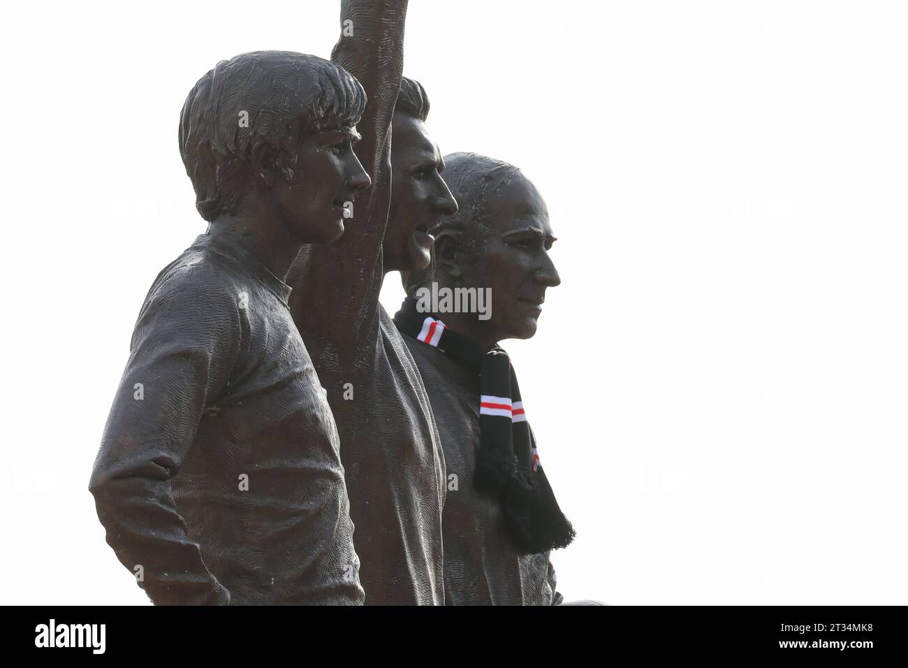 Die Trinity-Statue als Fans zollen dem verstorbenen Sir Bobby Charlton außerhalb von Old Trafford, Manchester, Vereinigtes Königreich, 23. Oktober 2023 (Foto: Conor Molloy/News Images) Stockfoto