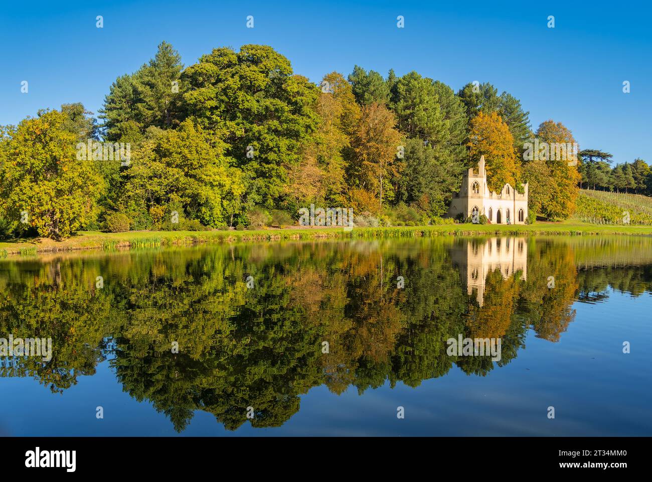 Ruhe im Painshill Park in Surrey, England Stockfoto