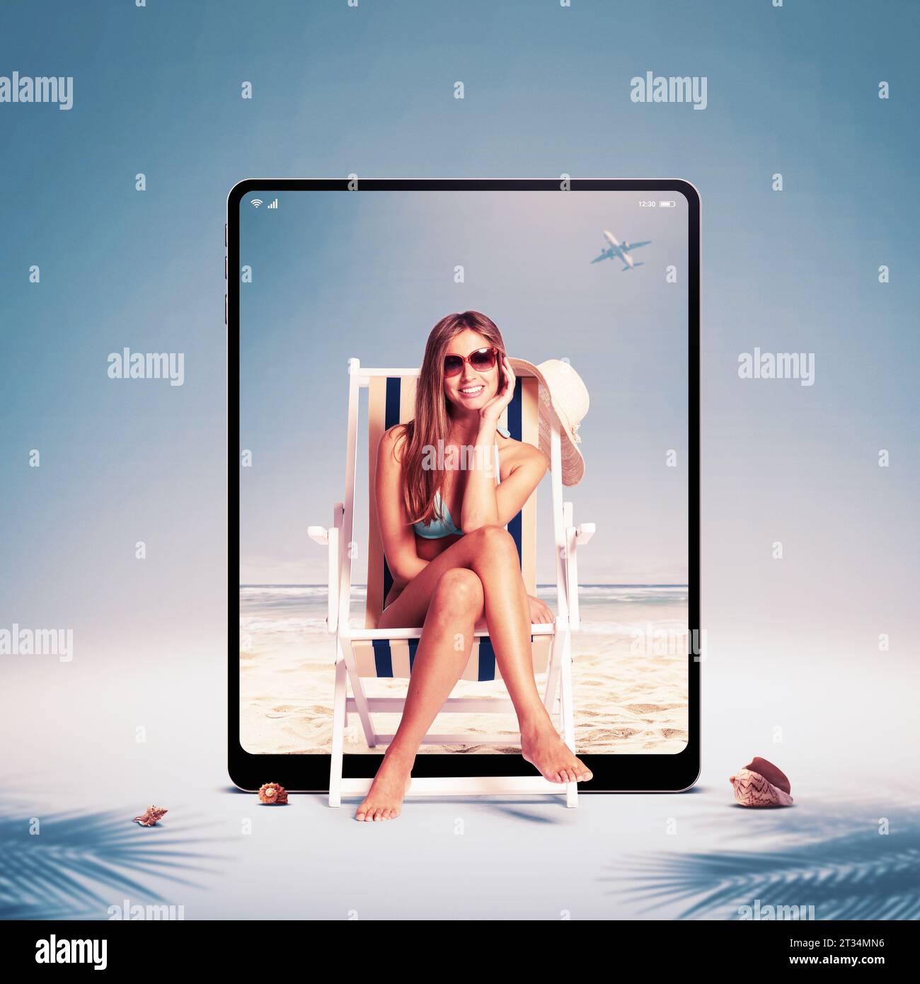 Eine entspannte Frau trägt ein Bikini-Badeanzug und Sonnenbaden, der Strand ist auf einem Tablet-Bildschirm, virtuelles Urlaubskonzept Stockfoto
