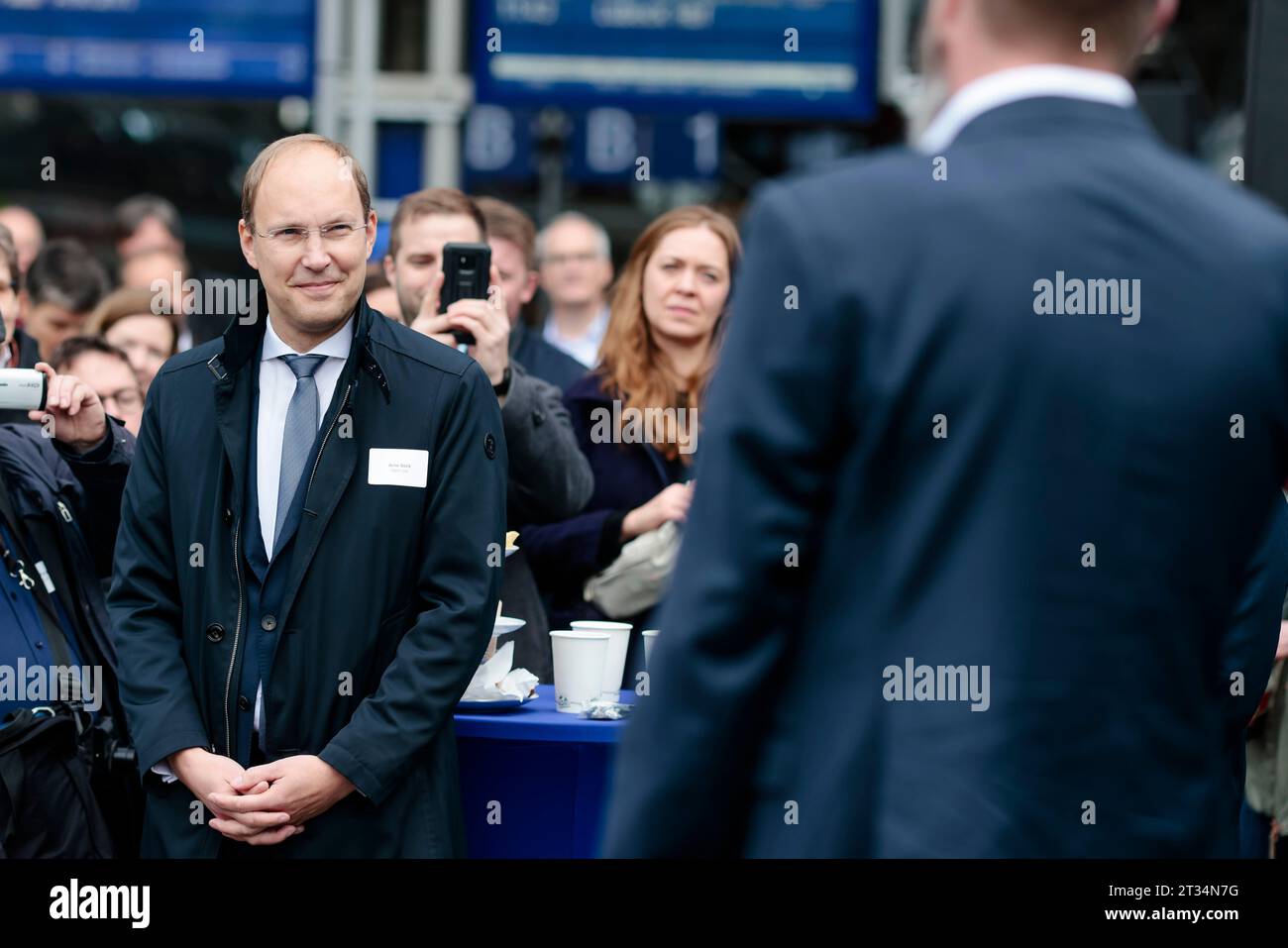 Kiel, Deutschland. Oktober 2023. Arne Beck (l), Geschäftsführer von NAH.SH, steht bei der Vorstellung eines neuen Batteriezugs am Hauptbahnhof. Seit dem 22. Oktober verkehren die Züge zwischen Kiel, Lübeck und Lüneburg im Personenverkehr. Es wird erwartet, dass ab Mai 2024 insgesamt 55 Neufahrzeuge jährlich 10 Millionen Liter Diesel und rund 26000 Tonnen CO2 einsparen. Frank Molter/dpa/Alamy Live News Stockfoto