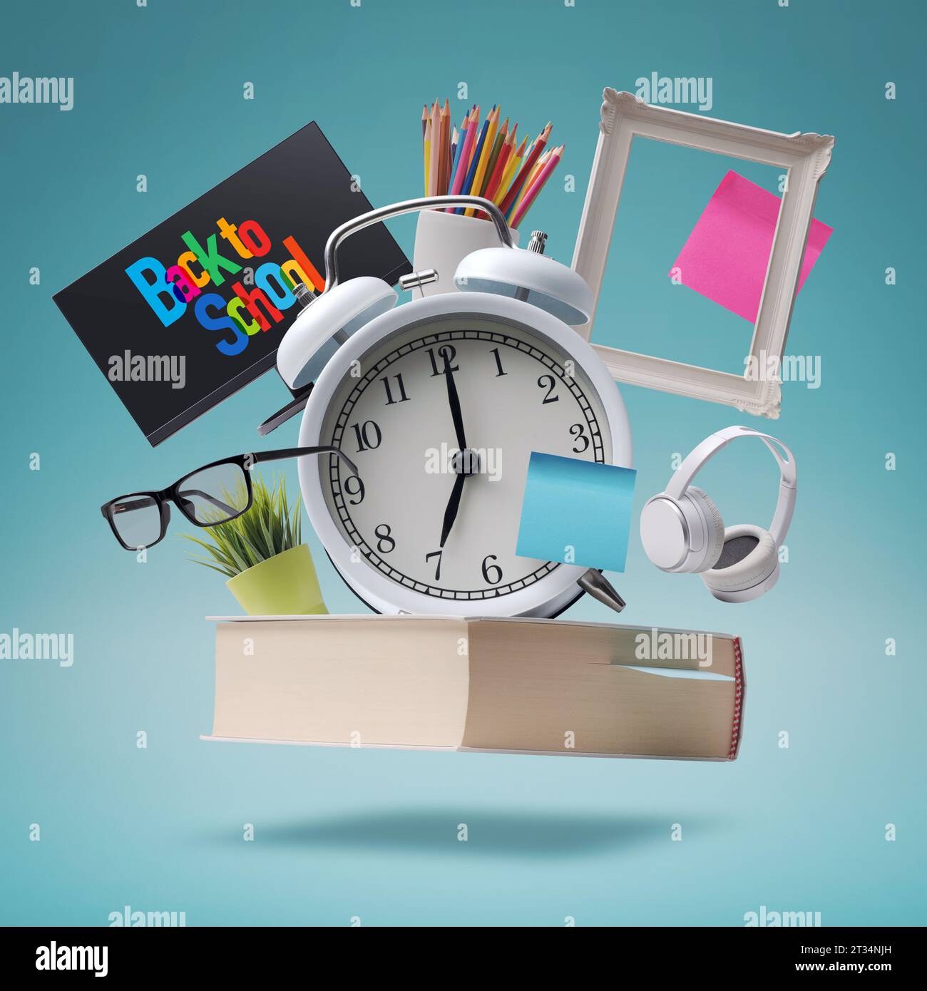 Back to School Concept Objects Komposition: Wecker und verschiedene Verbrauchsmaterialien Stockfoto