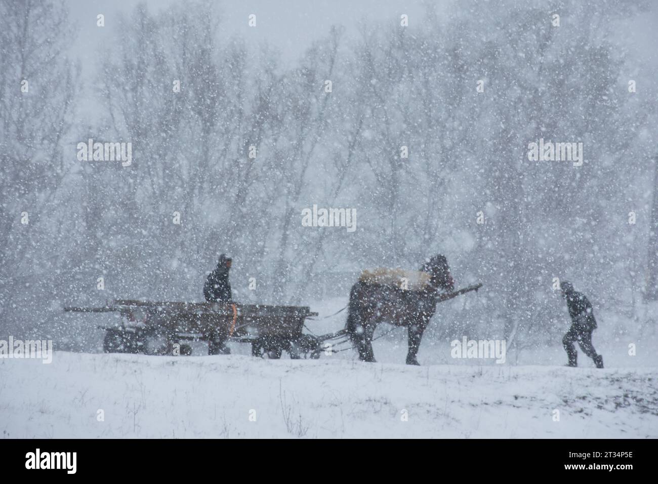 Winterlandschaft mit Menschen im Schnee Stockfoto