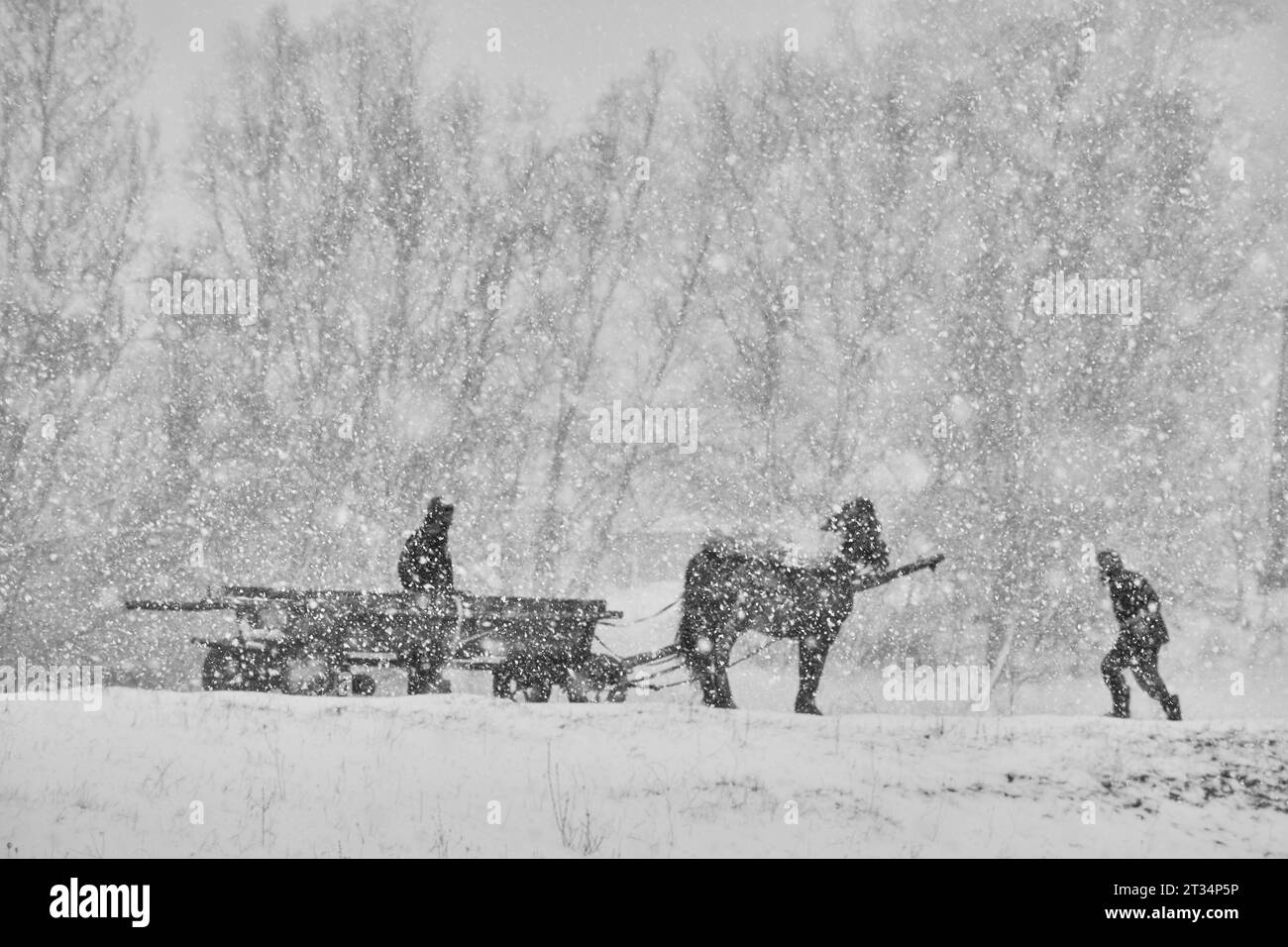 Winterlandschaft mit Menschen im Schnee 1 Stockfoto