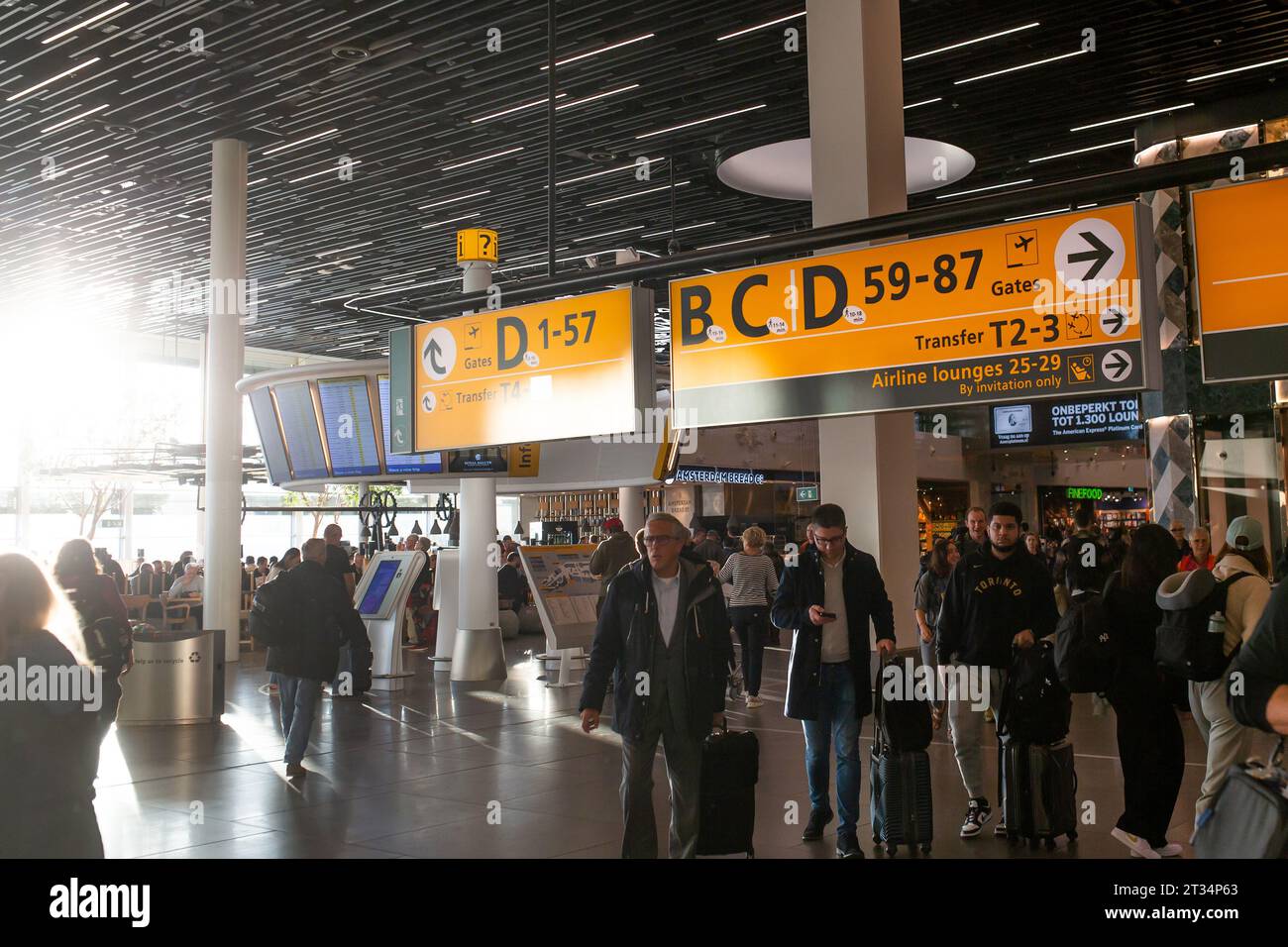 Amsterdam, Niederlande - 22. Oktober 2023: Menschen am Flughafen Amsterdam Schiphol. Stockfoto