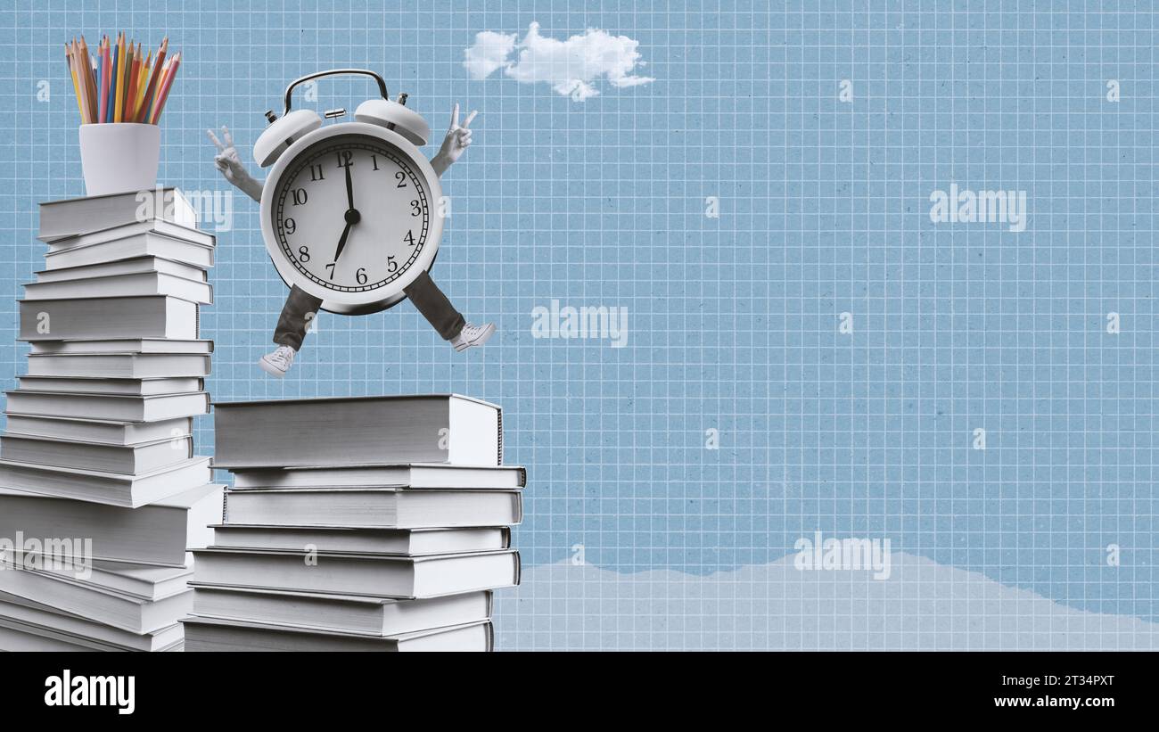 Wecker-Charakter springt auf einem Stapel von Büchern und Buntstiften: Zurück zur Schule und Bildung kreative Collage Stockfoto