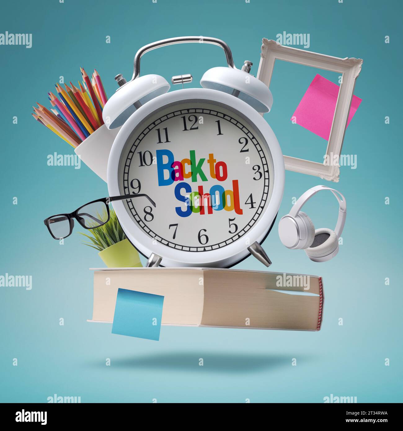 Back to School Concept Objects Komposition: Wecker und verschiedene Verbrauchsmaterialien Stockfoto