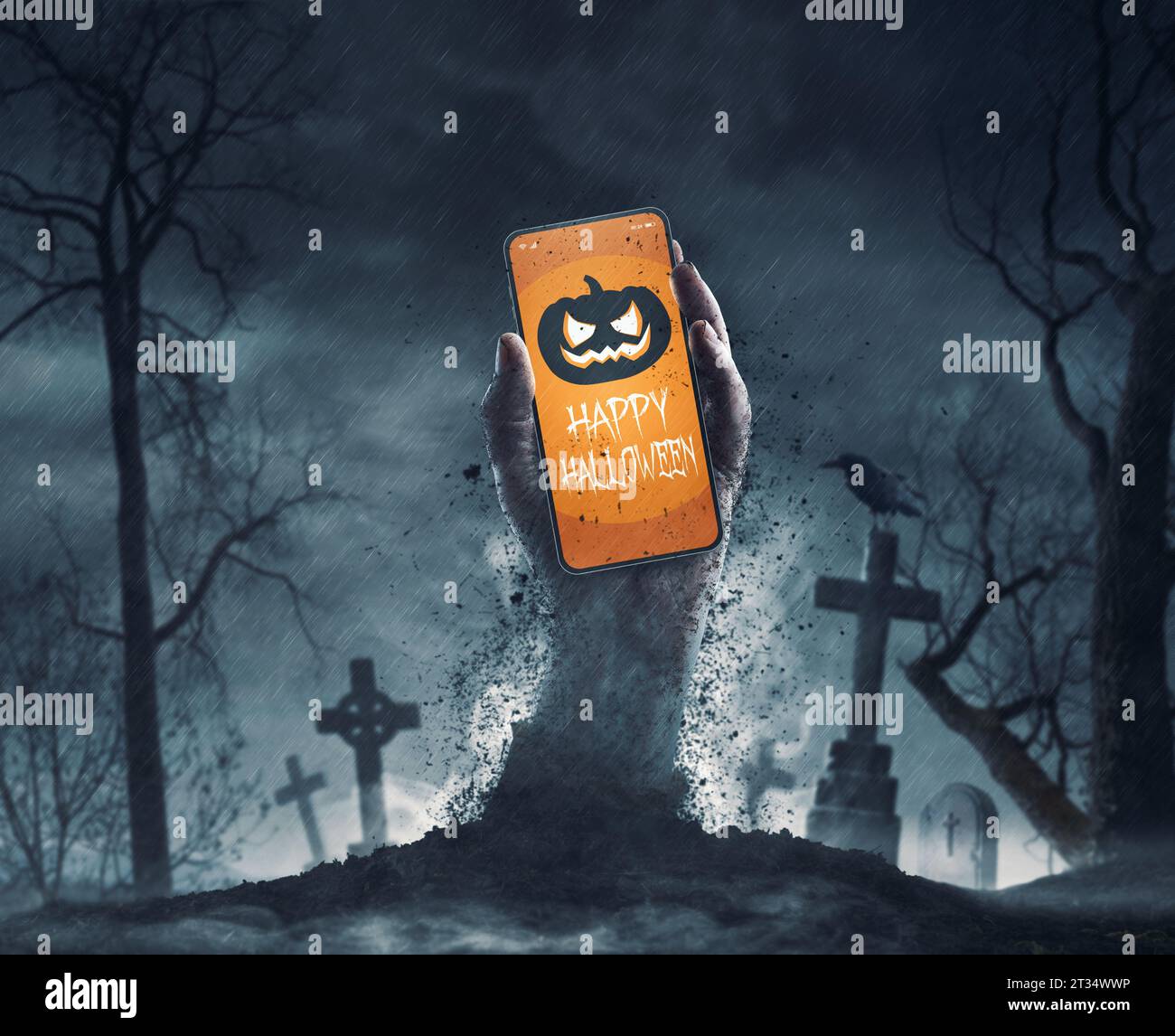 Zombie hält ein Smartphone mit Halloween Wünschen, Feiertagen und Feierlichkeiten Konzept Stockfoto