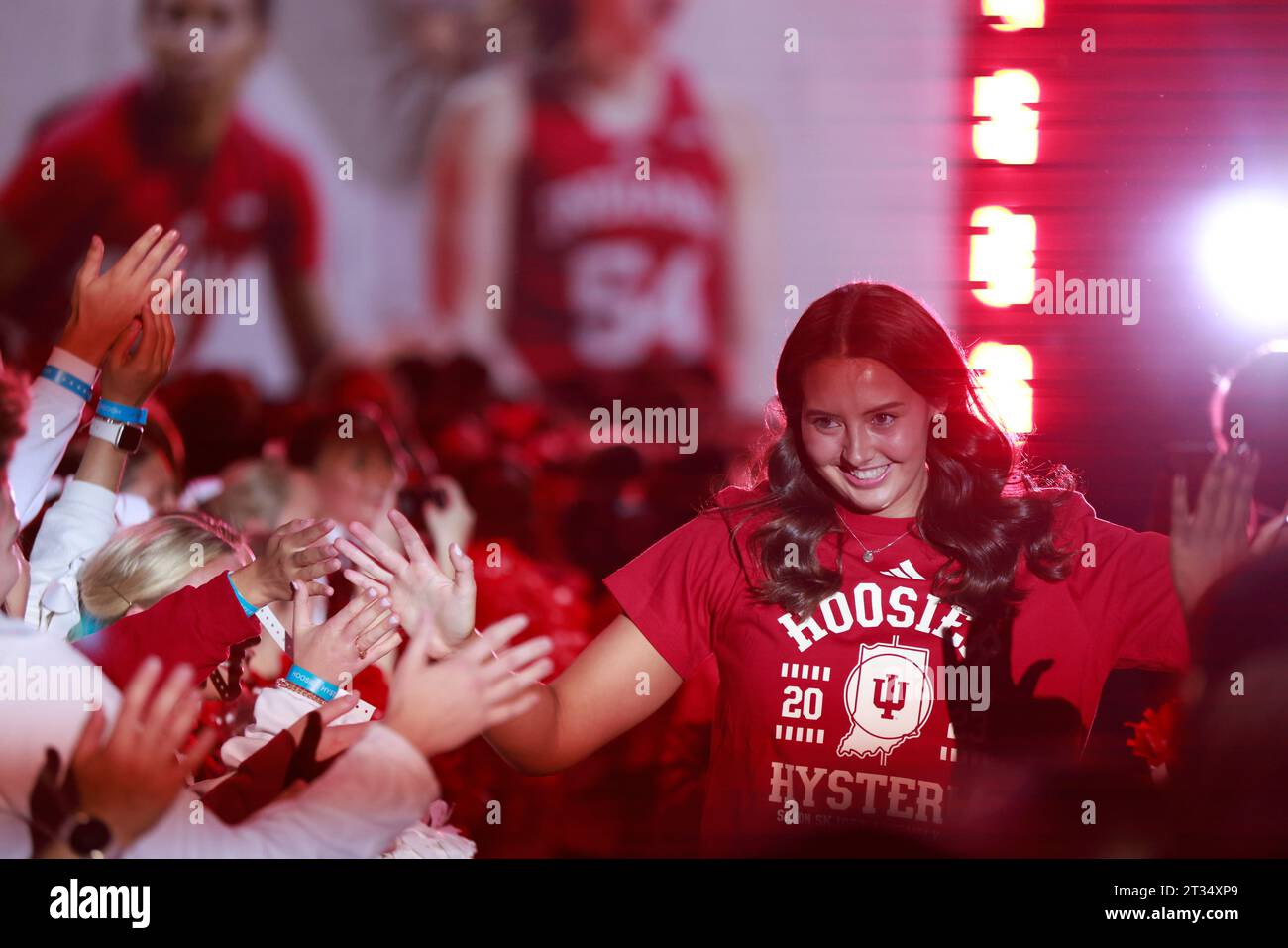 Die Indiana-Basketballspielerin Mackenzie Holmes wird während der Hoosier-Hysterie in der Simon Skjodt Assembly Hall in Bloomington vorgestellt. (Foto: Jeremy Hogan / SOPA Images/SIPA USA) Stockfoto