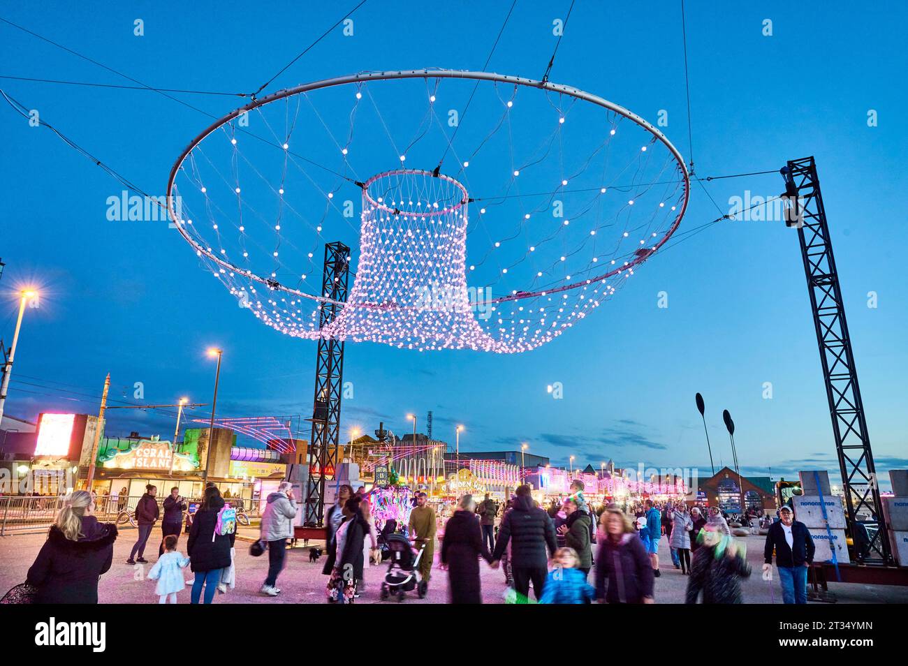Das jährliche Lightpool Event in Blackpool Illuminaion. Parabolwolke und Blackpool Tower Stockfoto