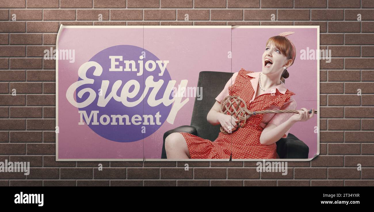 Vintage-Werbung mit lustiger Hausfrau und inspirierendem Zitat: Genießen Sie jeden Moment Stockfoto