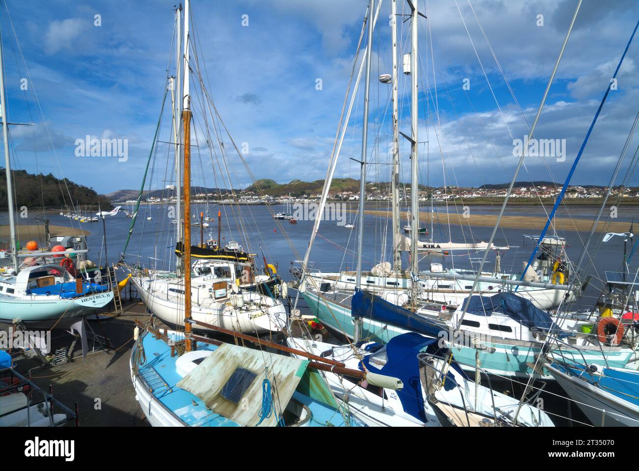 Blick nach Norden auf den Fluss Conwy von der Conwy Road Bridge (A547) in der Nähe von Conwy Castle. Vergnügungsboote auf der Rutsche. Nordwales, Großbritannien Stockfoto