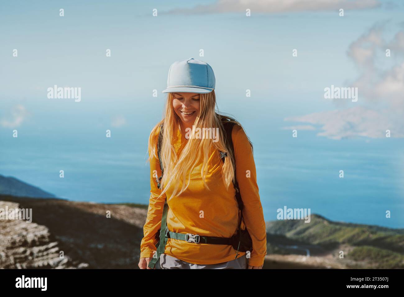 Wanderer Frau, die in den Bergen reist Mädchen Reisender Wandern Outdoor aktiv Lifestyle Sommerurlaub Trekking alleine Stockfoto