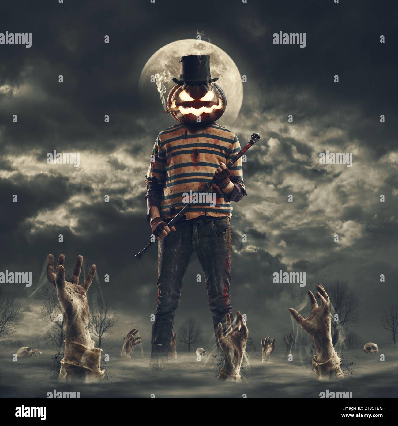 Gruselige Halloween-Horrorfigur mit Kürbiskopf und Zombiehänden, die nachts aufstehen Stockfoto