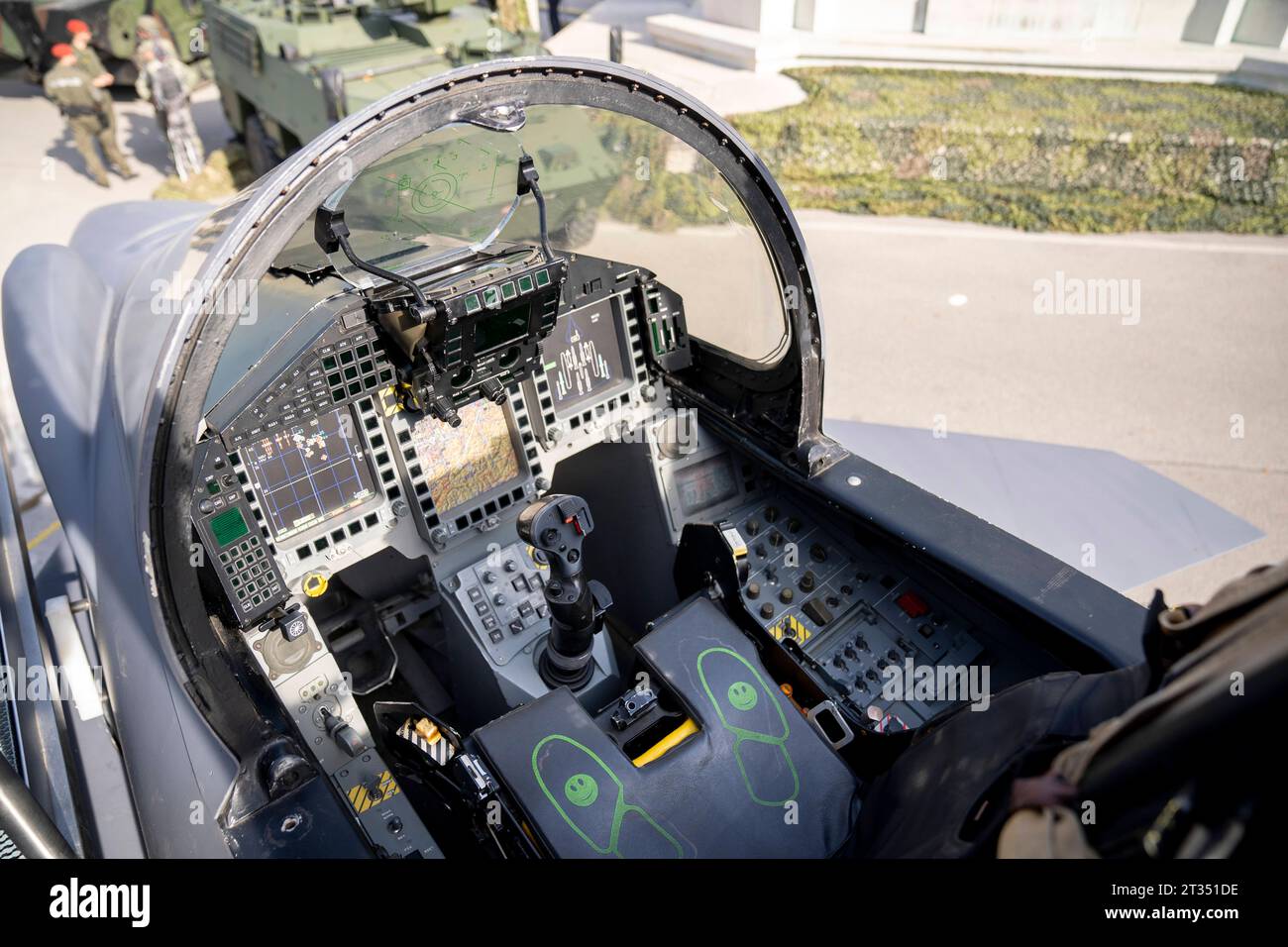 Wien, Österreich. 23. Oktober 2023. Eurofighter Mock-up des Österreichischen Bundesheeres am Heldenplatz im Vorfeld der Informations- und Leistungsschau des Österreichischen Bundesheeres am 26. Oktober, Nationalfeiertag. *** Wien, Österreich 23. Oktober 2023 Österreichische Bundeswehr Eurofighter Mock Up am Heldenplatz im Vorfeld der Österreichischen Bundeswehr-Informations- und Leistungsschau am 26. Oktober, Nationalfeiertag. Quelle: Imago/Alamy Live News Stockfoto
