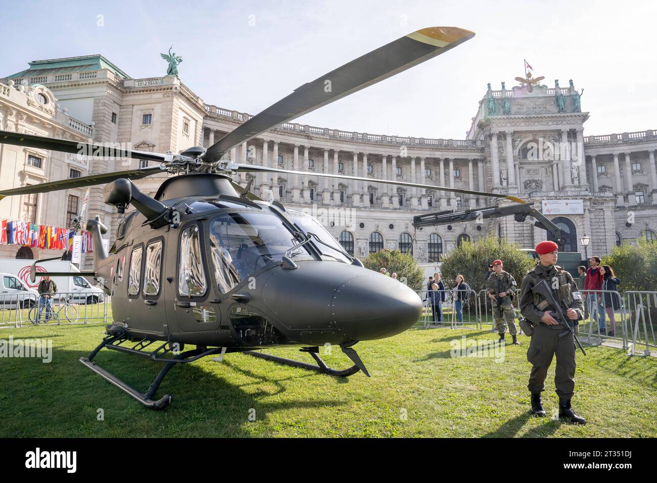 Wien, Österreich. 23. Oktober 2023 Hubschrauber des Österreichischen Bundesheeres am Heldenplatz im Vorfeld der Informations- und Leistungsschau des Österreichischen Bundesheeres am 26. Oktober, Nationalfeiertag. *** Wien, Österreich 23. Oktober 2023 Österreichische Bundeswehr Hubschrauber am Heldenplatz im Vorfeld der Österreichischen Bundeswehr-Informations- und Leistungsschau am 26. Oktober, Nationalfeiertag. Quelle: Imago/Alamy Live News Stockfoto