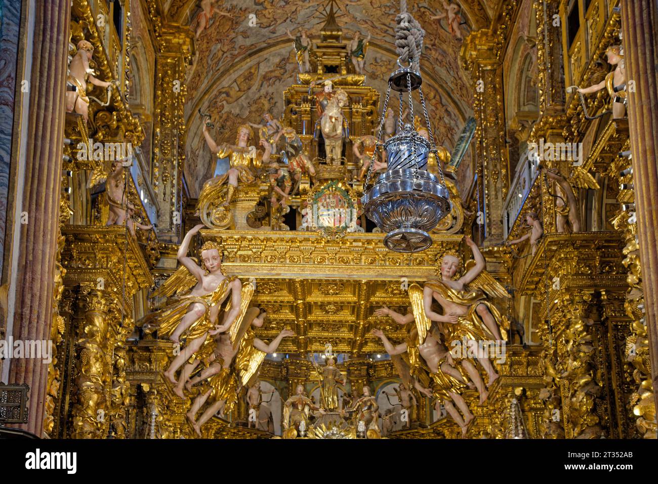 SANTIAGO DE COMPOSTELLA, 5. Oktober 2023 : Botafumeirao und überraschende Überschwänglichkeit in der romanischen Umgebung des luxuriösen Dekors von Santiago de Co Stockfoto