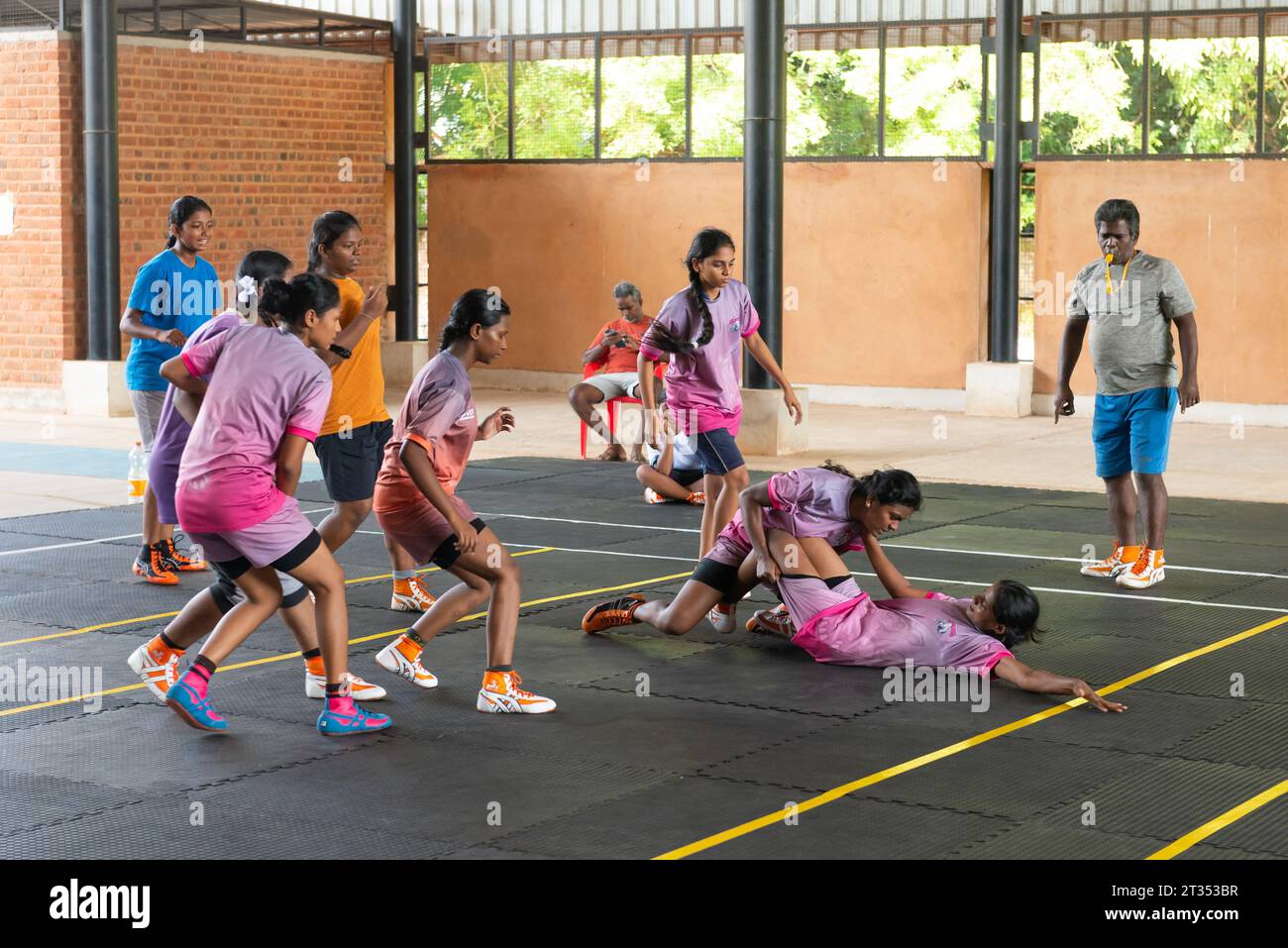 Auroville, Indien – August 2023: Kabbadi-Spiel auf dem New Creation Sportsground Stockfoto