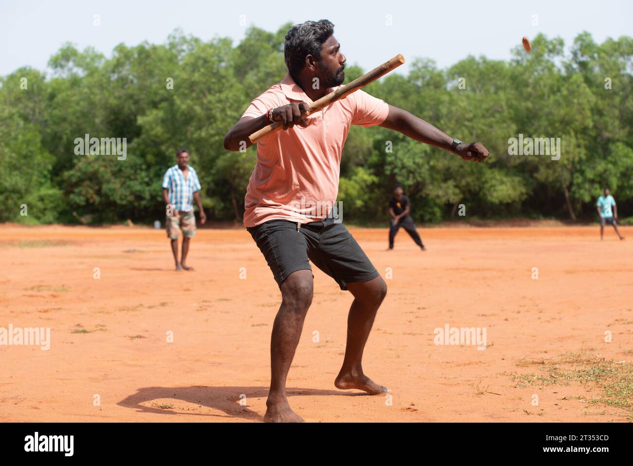 Auroville, Indien – August 2023: Gilli Danda, ein traditionelles indisches Spiel, das vermutlich der Ursprung von Cricket- und Baseball-Spielen ist Stockfoto