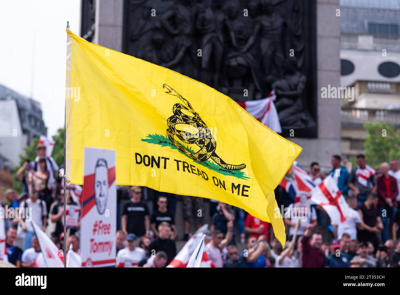 Treten Sie nicht auf die Gadsden-Flagge, während sich die englische Verteidigungsliga und Anhänger auf dem Trafalgar Square versammelten, um gegen die Verhaftung von Tommy Robinson zu protestieren Stockfoto