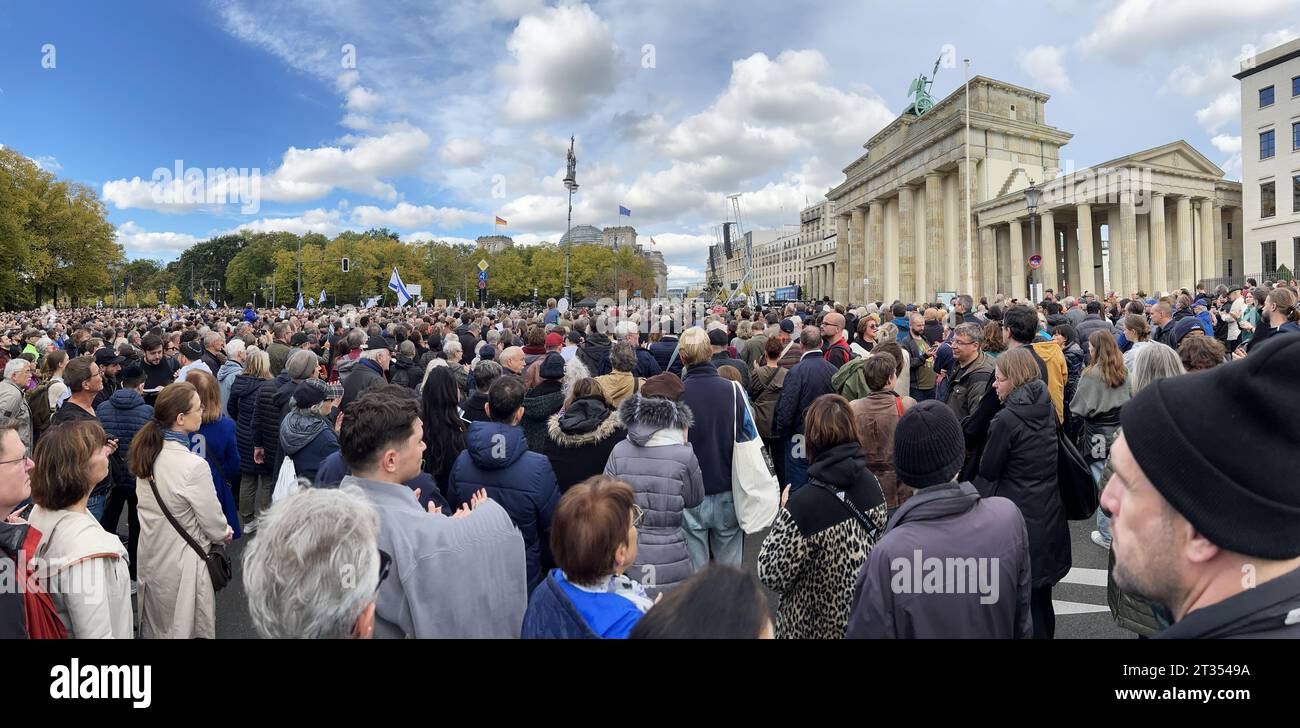 Berlin, 22. Oktober 2023 Hunderte versammeln sich in Berlin zur israelischen Solidaritätsdemo am Brandenburger Tor. Die Menschen trugen israelische Fahnen oder Plakate mit Fotos einiger Männer, Frauen und Kinder, von denen berichtet wurde, dass sie vermisst oder von der Hamas als Geiseln festgehalten wurden. Stockfoto