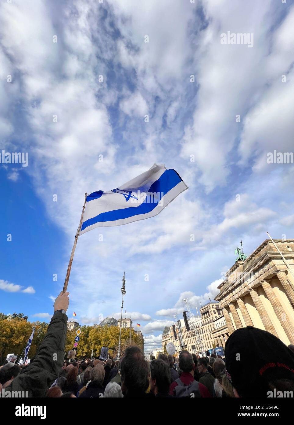 Berlin, 22. Oktober 2023 Hunderte versammeln sich in Berlin zur israelischen Solidaritätsdemo am Brandenburger Tor. Die Menschen trugen israelische Fahnen oder Plakate mit Fotos einiger Männer, Frauen und Kinder, von denen berichtet wurde, dass sie vermisst oder von der Hamas als Geiseln festgehalten wurden. Stockfoto
