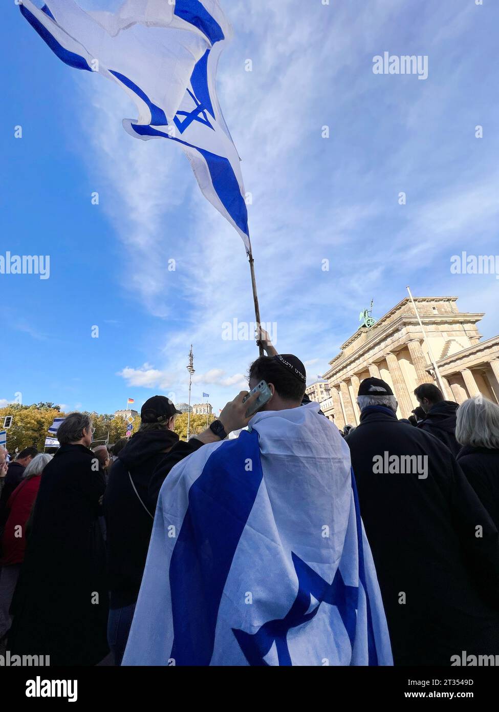 Berlin, 22. Oktober 2023 Hunderte versammeln sich in Berlin zur israelischen Solidaritätsdemo am Brandenburger Tor. Die Menschen trugen israelische Fahnen oder Plakate mit Fotos einiger Männer, Frauen und Kinder, von denen berichtet wurde, dass sie vermisst oder von der Hamas als Geiseln festgehalten wurden. Stockfoto