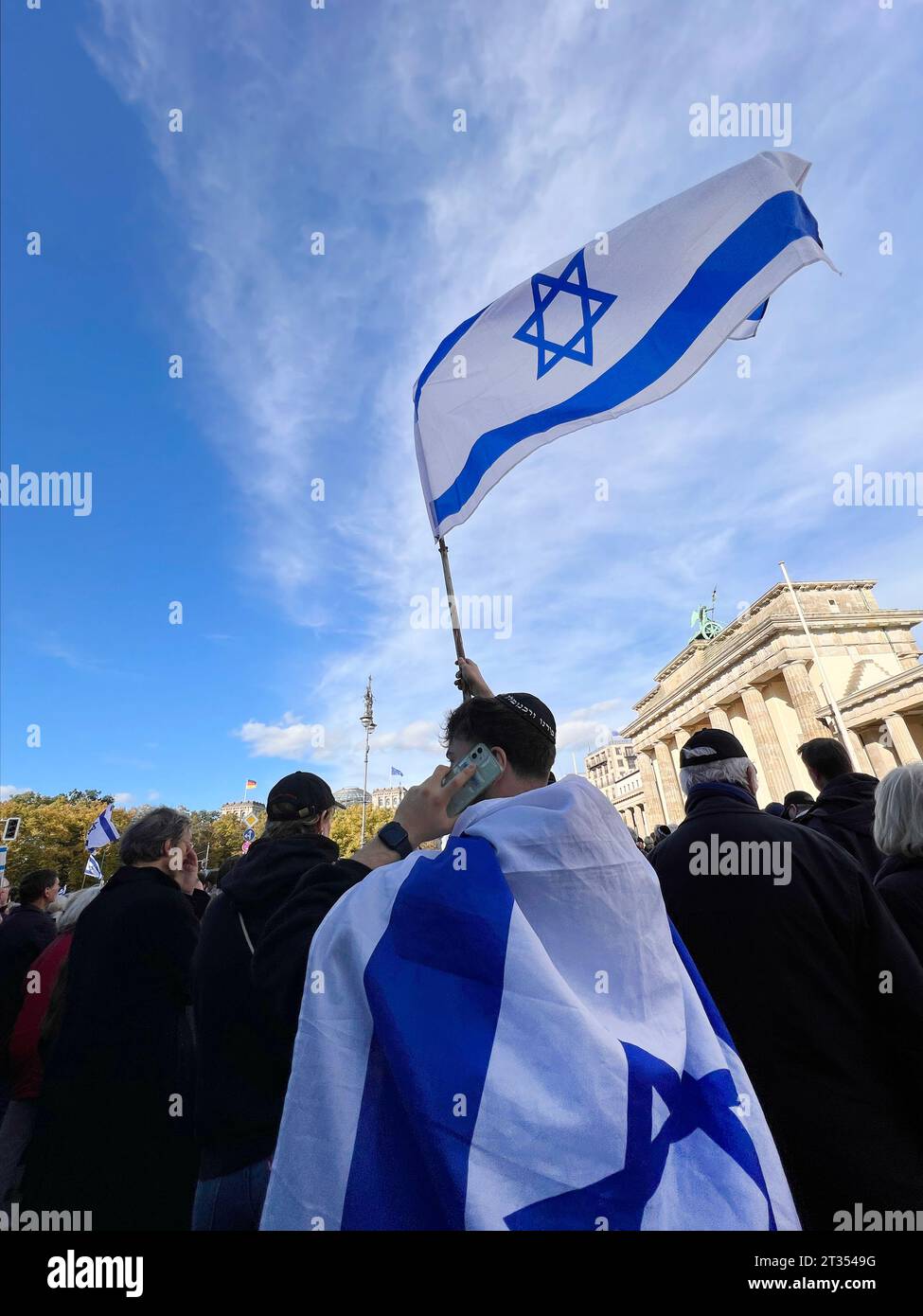 Berlin, 22. Oktober 2023 Hunderte versammeln sich in Berlin zur israelischen Solidaritätsdemo am Brandenburger Tor. Die Menschen trugen israelische Fahnen oder Plakate mit Fotos einiger Männer, Frauen und Kinder, von denen berichtet wurde, dass sie vermisst oder von der Hamas als Geiseln festgehalten wurden. Stockfoto