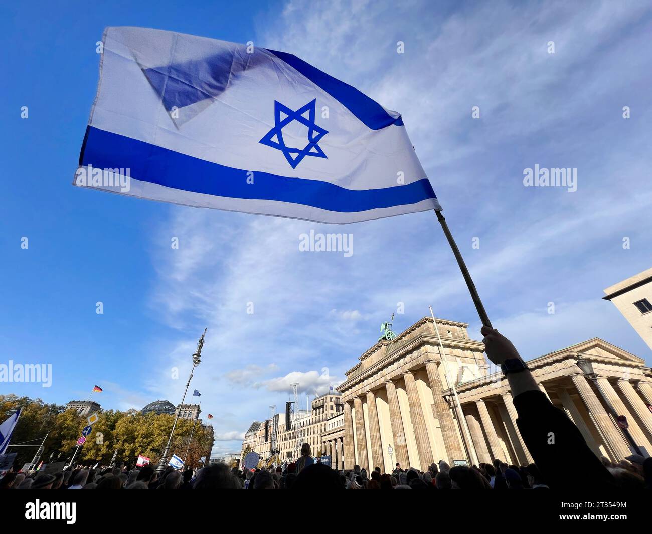 Berlin, 22. Oktober 2023 Hunderte versammeln sich in Berlin zur israelischen Solidaritätsdemo am Brandenburger Tor. Die Menschen trugen israelische Fahnen oder Plakate mit Fotos einiger Männer, Frauen und Kinder, von denen berichtet wurde, dass sie vermisst oder von der Hamas als Geiseln festgehalten wurden. Stockfoto