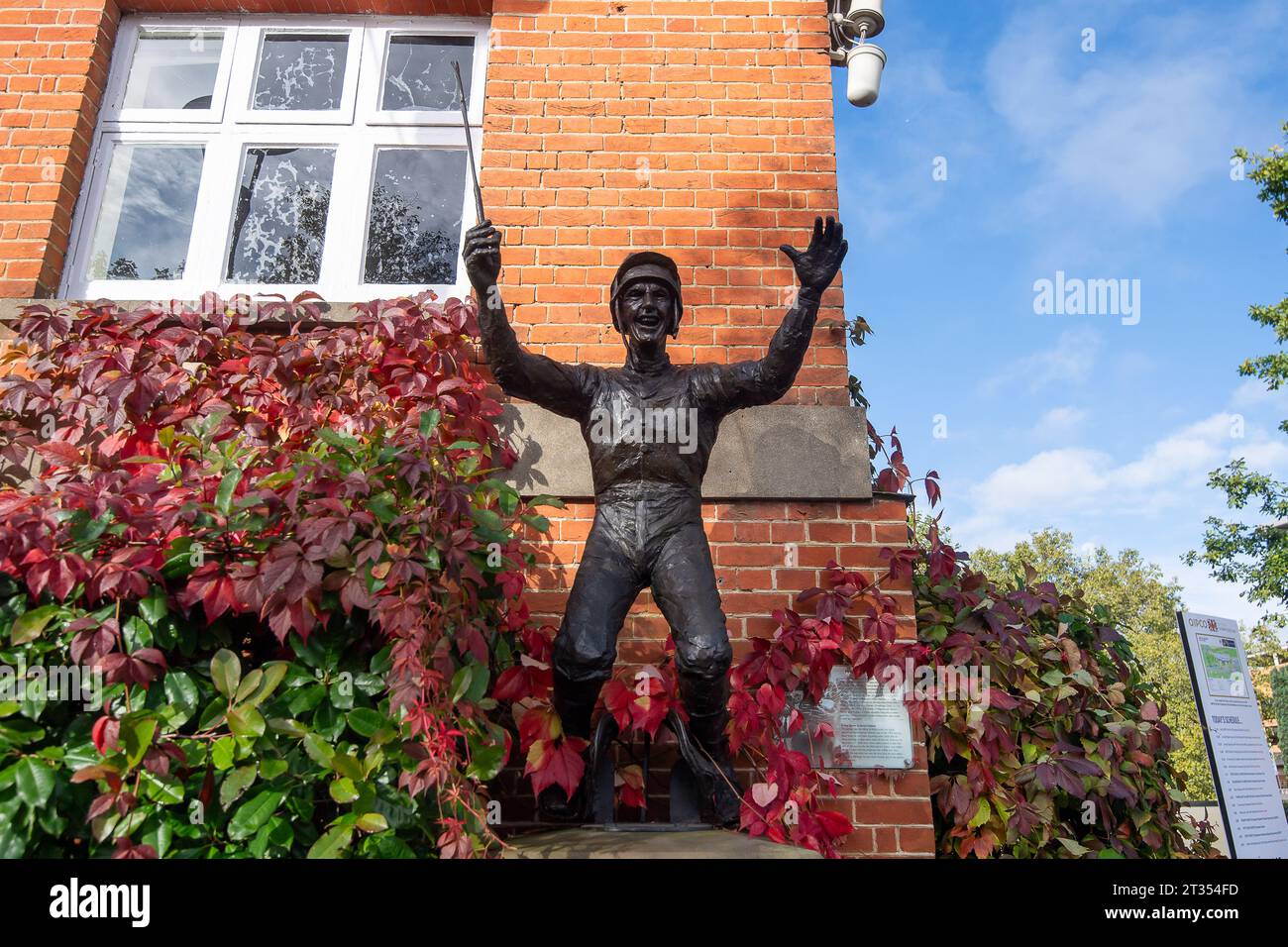 Ascot, Berkshire, Großbritannien. Oktober 2023. Eine Bronzestatue des Jockeys Frankie Dettori des Bildhauers David Roper-Curzon auf der Ascot Racecourse feiert das historische Ereignis, als er am 28. September 1996 sieben Sieger in Ascot hatte. Heute ist Frankie Dettori das letzte Mal, dass er beim QIPCO British Champions Day in Großbritannien ausscheidet. Er zieht in die USA, um dort seine Karriere fortzusetzen. Kredit: Maureen McLean/Alamy Stockfoto