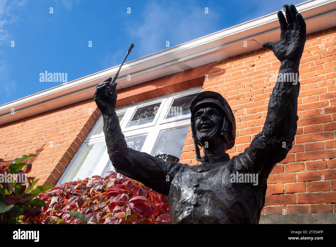 Ascot, Berkshire, Großbritannien. Oktober 2023. Eine Bronzestatue des Jockeys Frankie Dettori des Bildhauers David Roper-Curzon auf der Ascot Racecourse feiert das historische Ereignis, als er am 28. September 1996 sieben Sieger in Ascot hatte. Heute ist Frankie Dettori das letzte Mal, dass er beim QIPCO British Champions Day in Großbritannien ausscheidet. Er zieht in die USA, um dort seine Karriere fortzusetzen. Kredit: Maureen McLean/Alamy Stockfoto