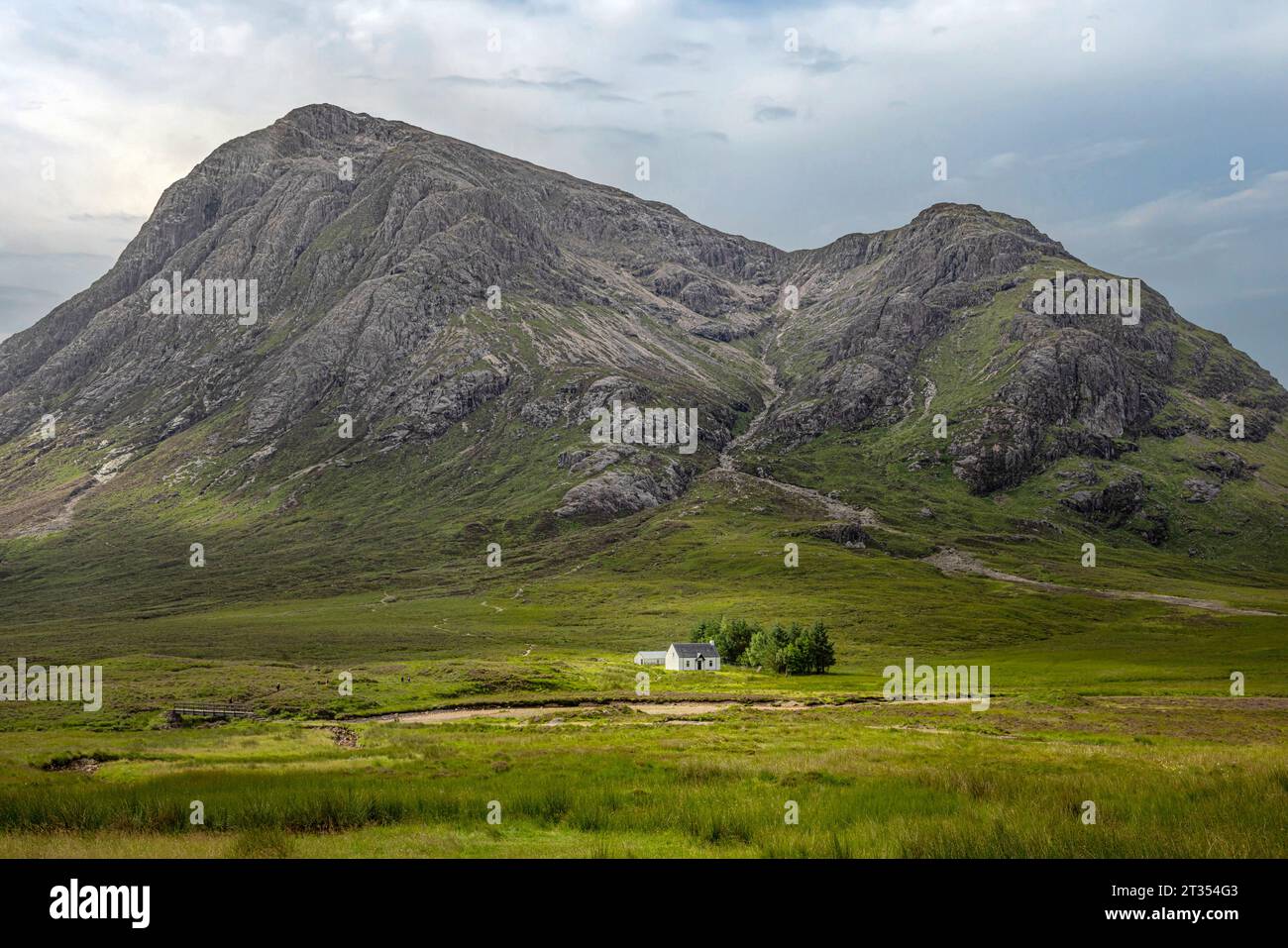 Lagangarbh Hut ist ein einsames weißes Haus unter dem Gipfel des Buachaille Etive Mor in den schottischen Highlands. Stockfoto