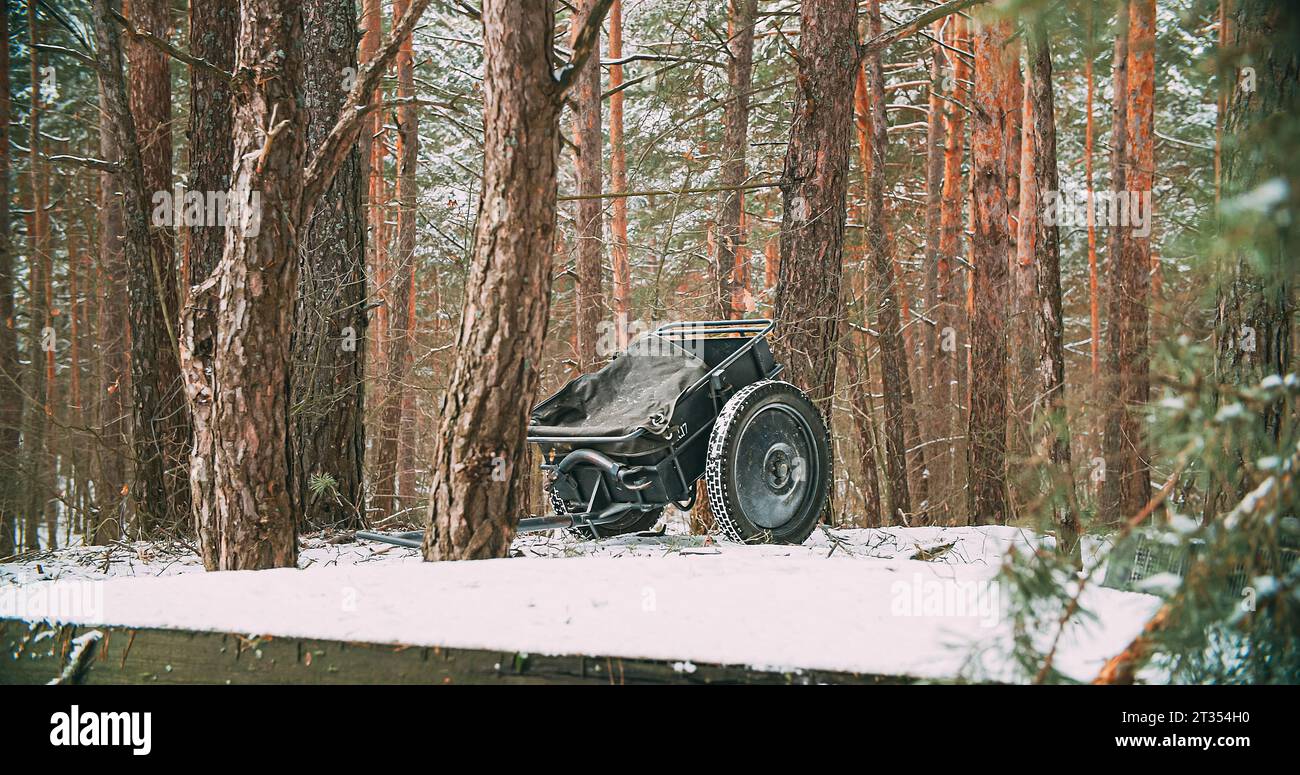 Verlassener Deutscher Infanteriewagen Oder Handkarren Infanteriekarren If8 Des Zweiten Weltkriegs Auf Waldboden. Deutsche Militärmunition. Bewaffnete Kräfte Von Stockfoto