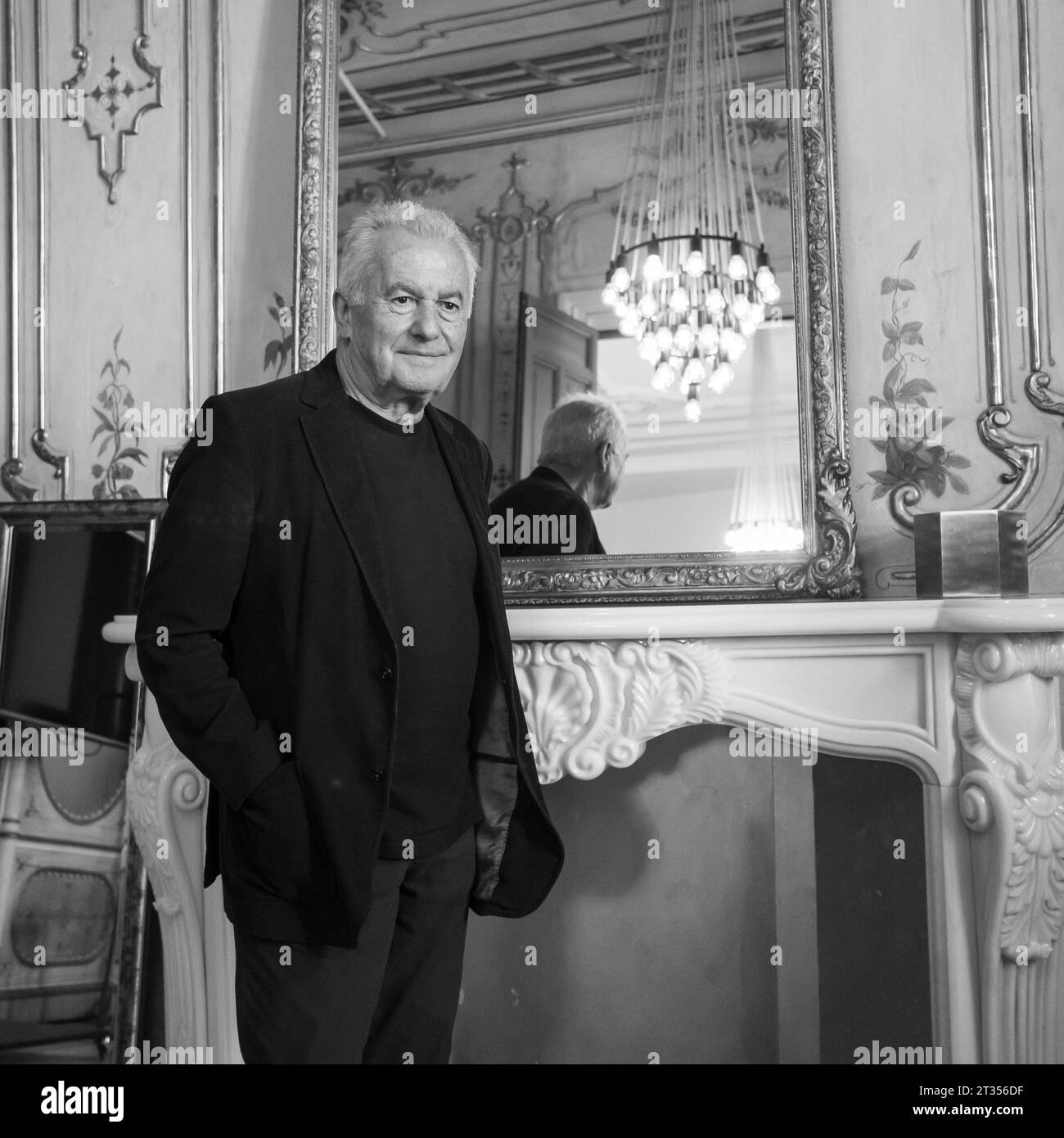 Sänger Victor Manuel posiert während der Porträtsession im Palacio de