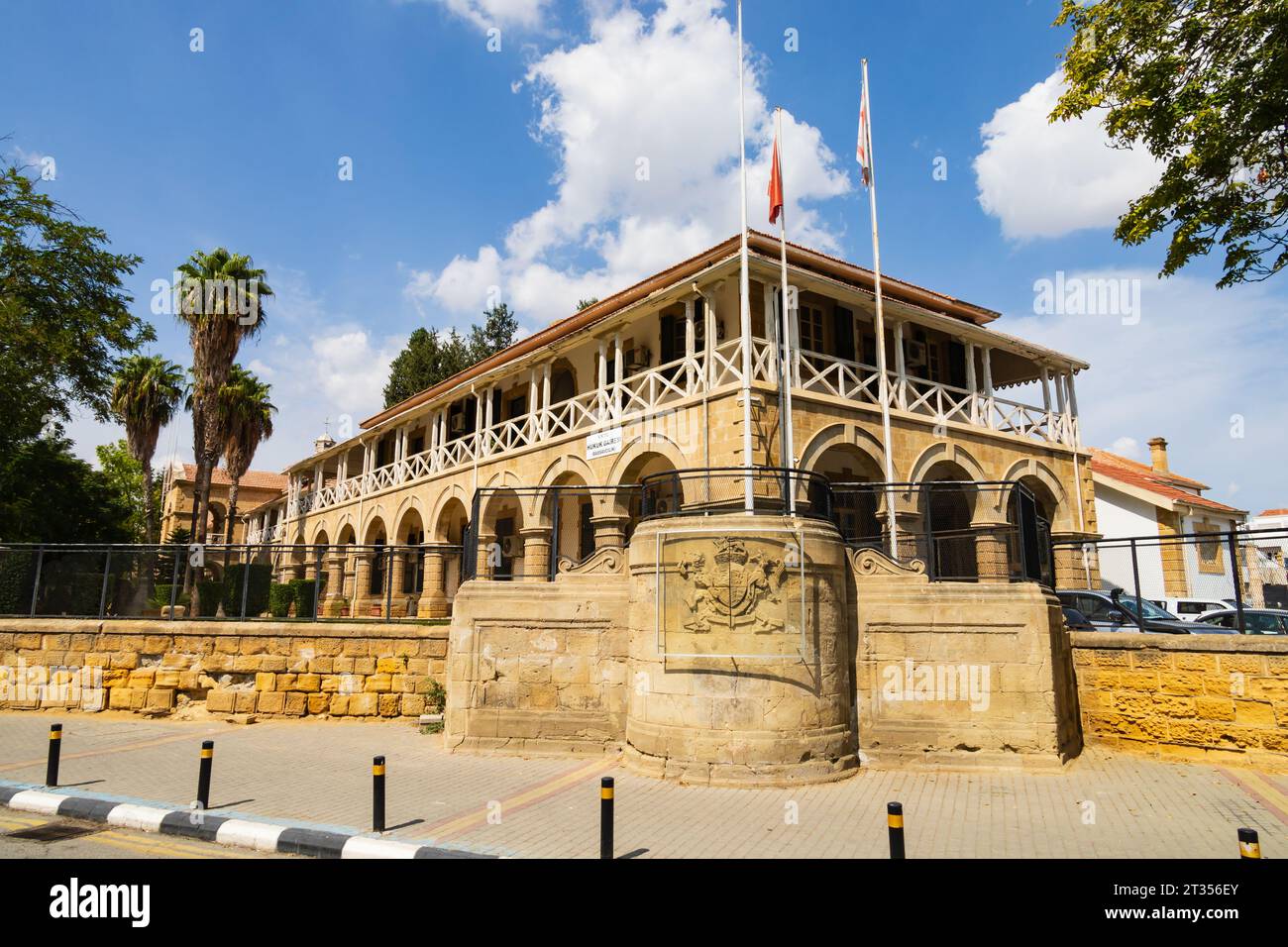 Das alte Gebäude des britischen Kolonialgerichts, heute Oberster Gerichtshof von Nordzypern. Nord-Nikosia, Türkische Republik Nordzypern. Stockfoto