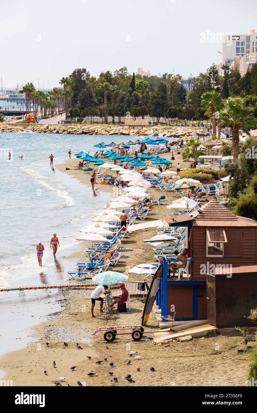 Touristen am Akti Olympion Beach, Limassol, Zypern Stockfoto