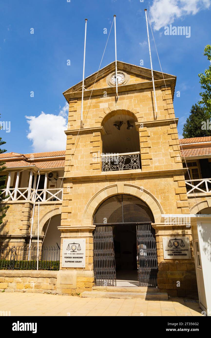 Das alte Gebäude des britischen Kolonialgerichts, heute Oberster Gerichtshof von Nordzypern. Nord-Nikosia, Türkische Republik Nordzypern. Stockfoto