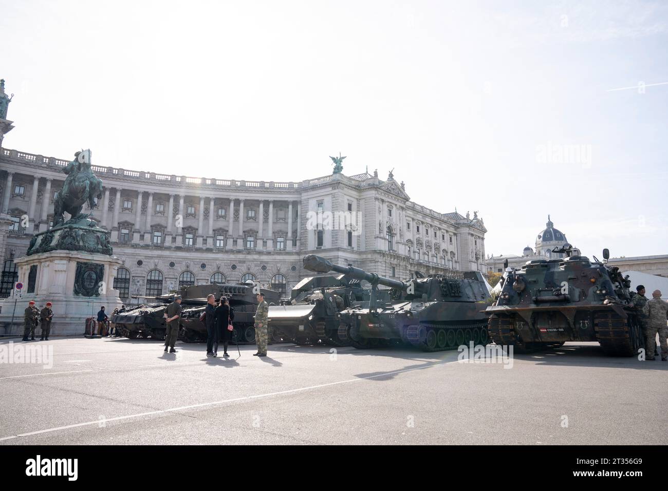 Wien, Österreich. 23. Oktober 2023. Panzer und Fluggeräte des Österreichischen Bundesheeres am Heldenplatz im Vorfeld der Informations- und Leistungsschau des Österreichischen Bundesheeres am 26. Oktober, Nationalfeiertag. *** Wien, Österreich 23. Oktober 2023 Panzer und Flugzeuge der Österreichischen Bundeswehr am Heldenplatz im Vorfeld der Informations- und Leistungsschau der Österreichischen Bundeswehr am 26. Oktober, Nationalfeiertag. Stockfoto