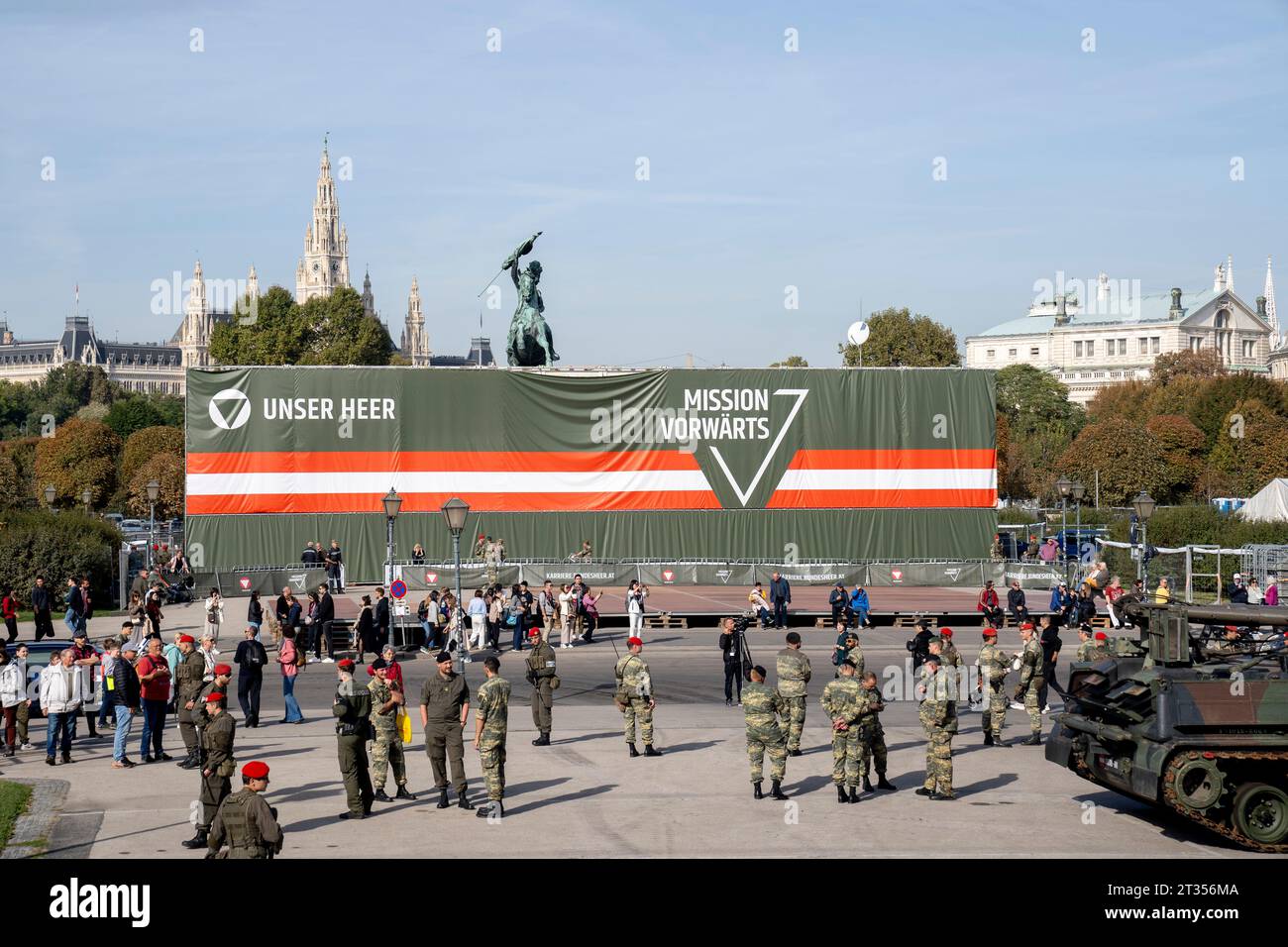 Wien, Österreich. 23. Oktober 2023. Panzer und Fluggeräte des Österreichischen Bundesheeres am Heldenplatz im Vorfeld der Informations- und Leistungsschau des Österreichischen Bundesheeres am 26. Oktober, Nationalfeiertag. *** Wien, Österreich 23. Oktober 2023 Panzer und Flugzeuge der Österreichischen Bundeswehr am Heldenplatz im Vorfeld der Informations- und Leistungsschau der Österreichischen Bundeswehr am 26. Oktober, Nationalfeiertag. Stockfoto