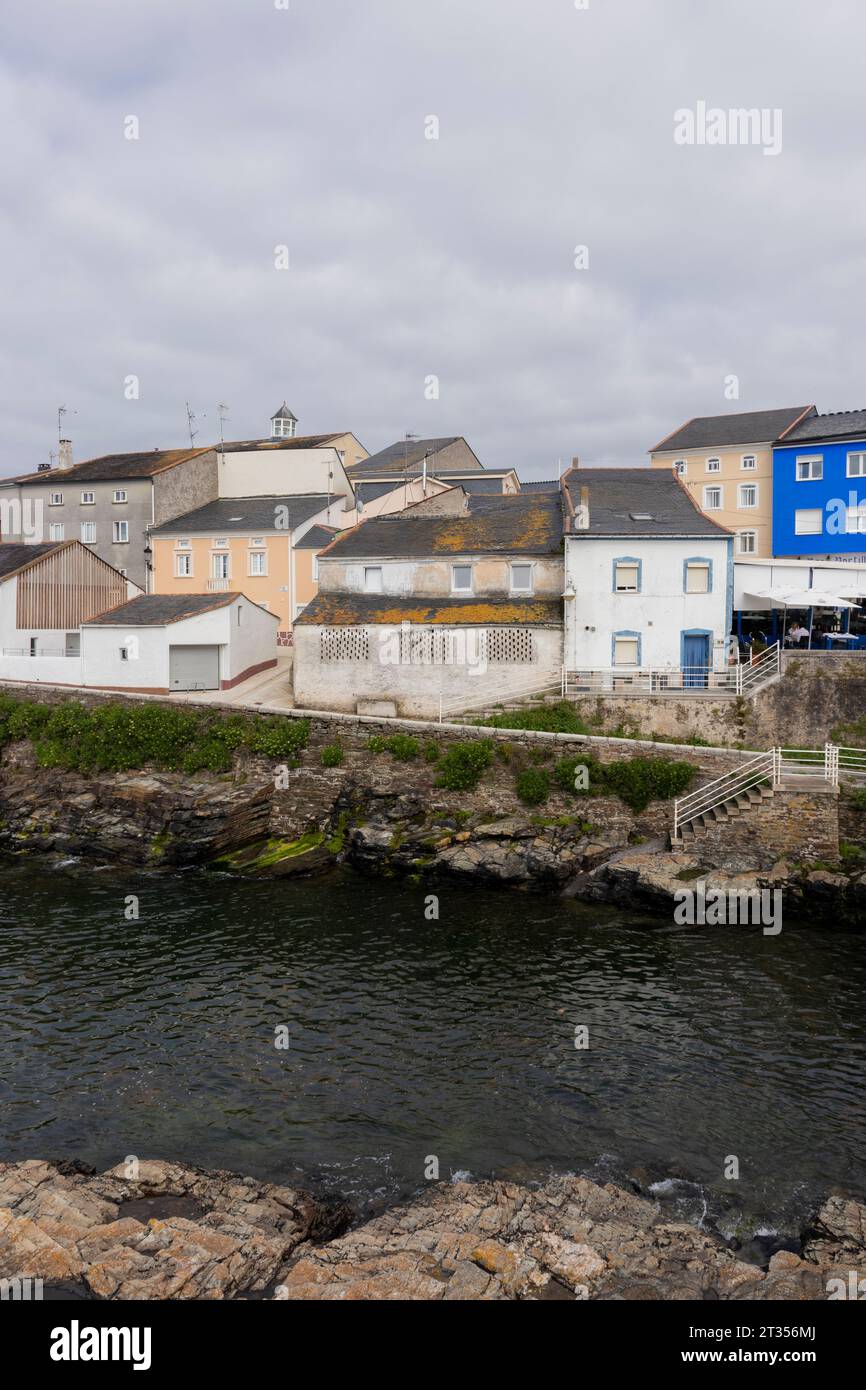 Serene Coastal Village: Ein Blick in das ruhige Leben am Meer Stockfoto