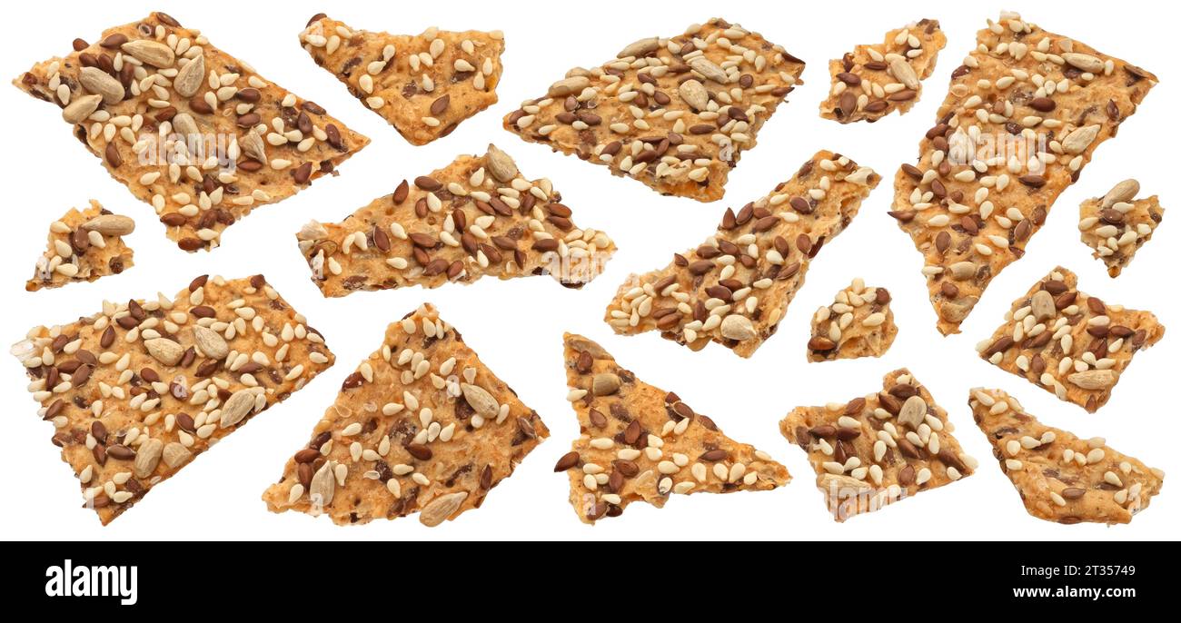 Gebrochenes Knäckebrot, Vollkorncracker mit Leinsamen isoliert auf weißem Hintergrund Stockfoto