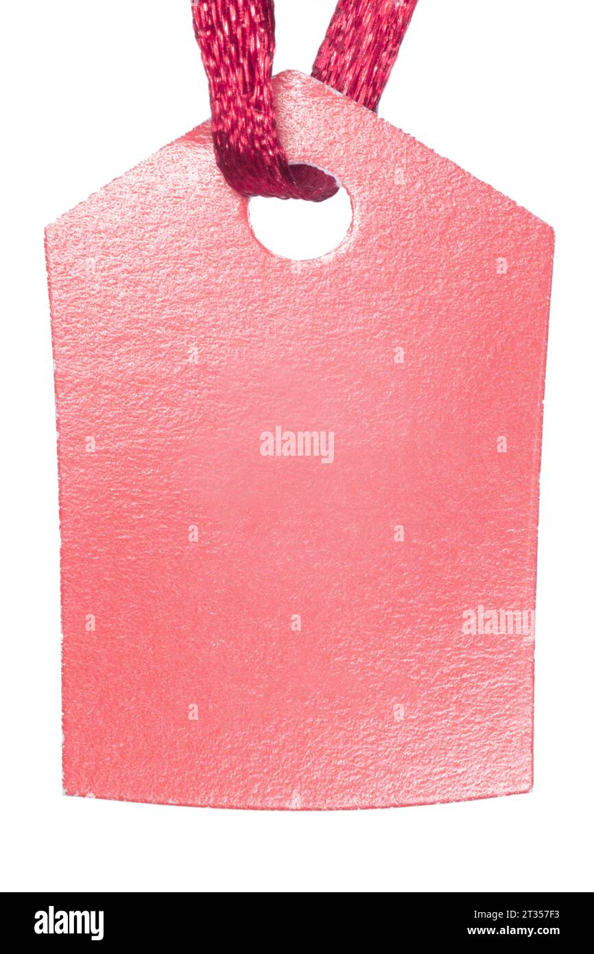Leeres rosafarbenes Etikett, das an einem Seil über weiß hängt Stockfoto