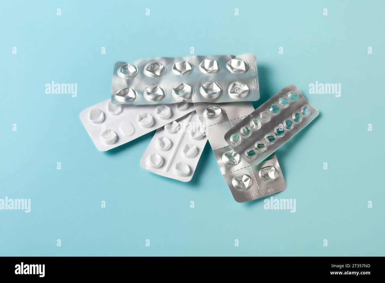 Leere Blisterpackungen verschiedener Pillen und Tabletten. Gesundheitsfürsorge und Selbstmedikationsmedizin. Pillen Hintergrund Stockfoto