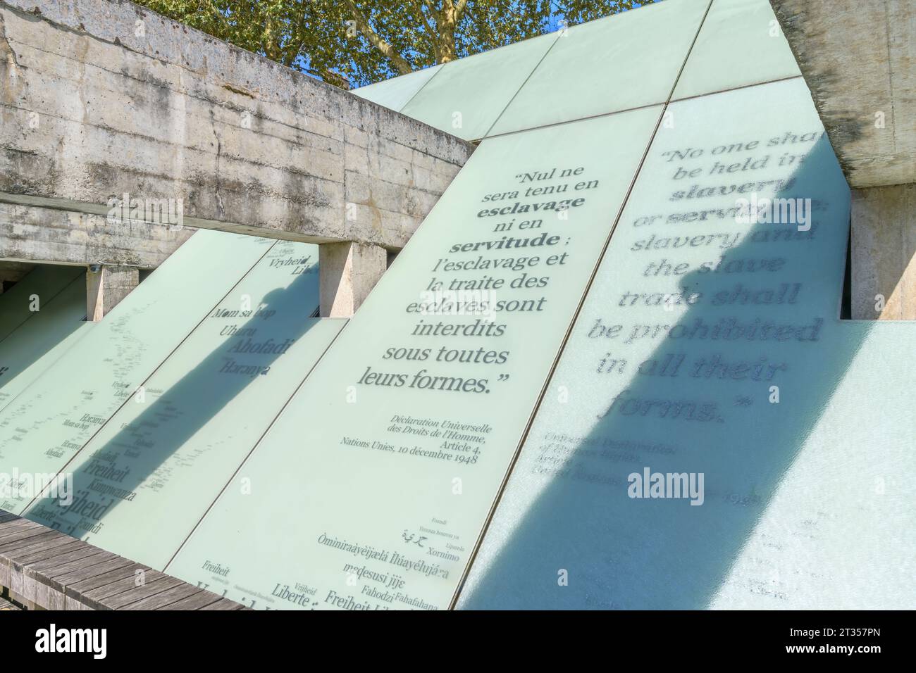 Treppe hinunter zum Denkmal für die Abschaffung der Sklaverei am Quai de la Fosse. Nantes, Frankreich. Das Absteigen zeigt ein düsteres Leben unter Deck. Stockfoto